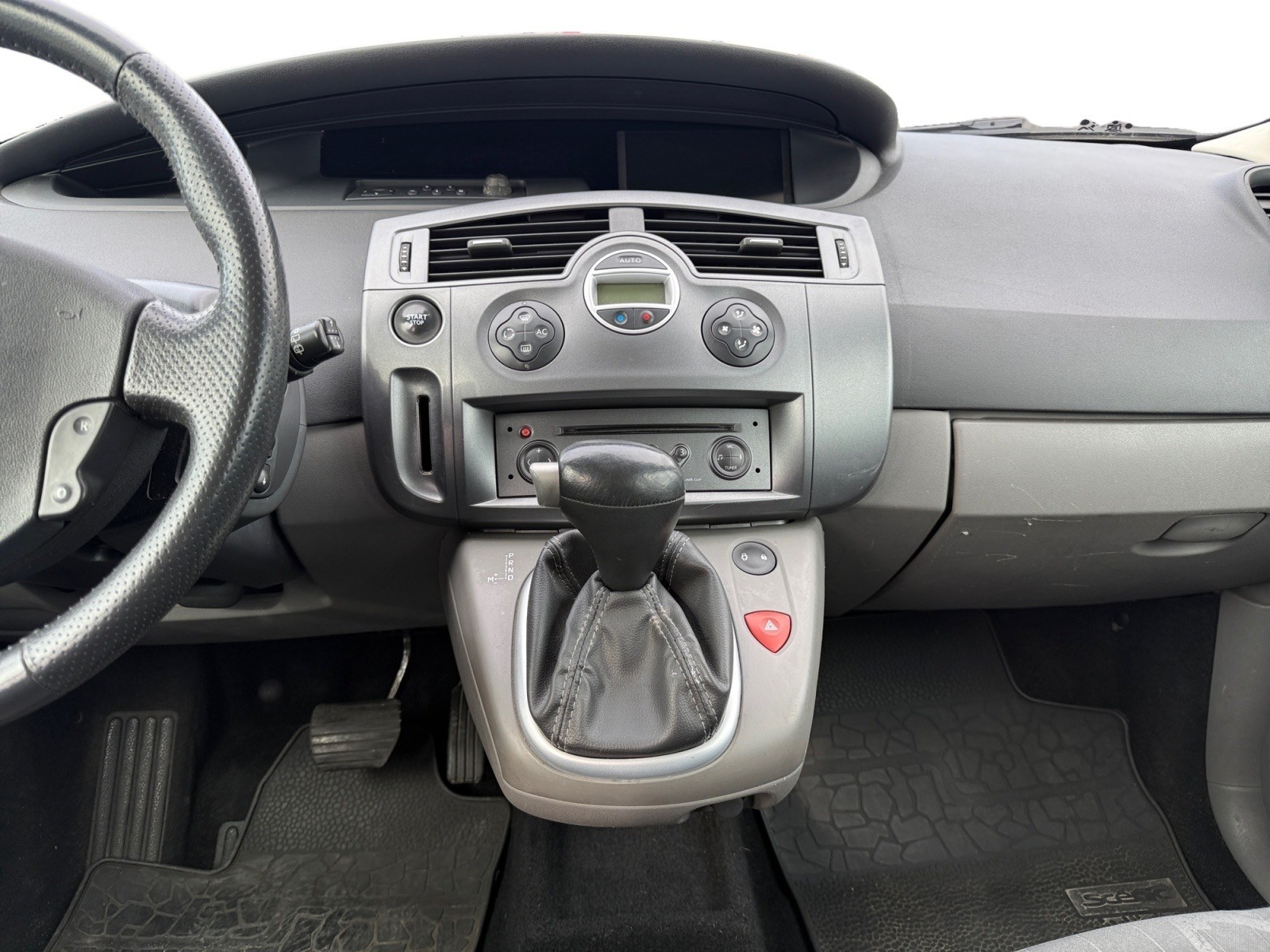 RENAULT Scénic 2.0 16V Privilège-image-9