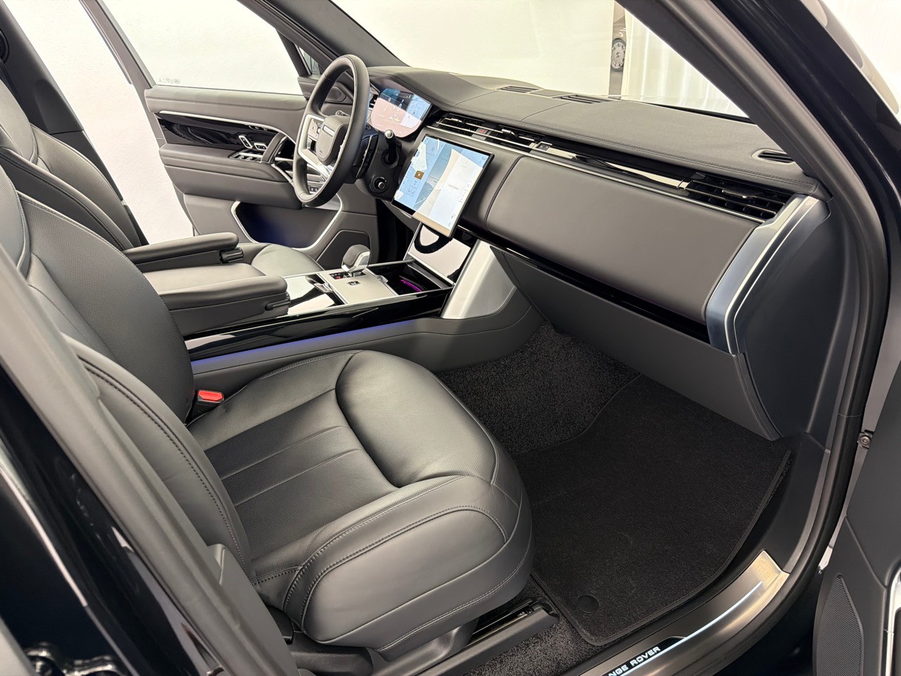 LAND ROVER RR P460e PHEV HSE-image-11