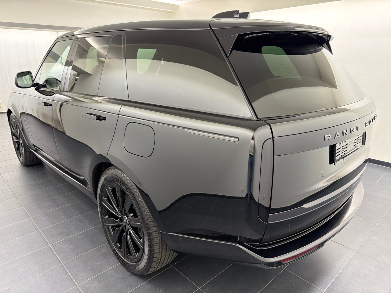 LAND ROVER RR P460e PHEV HSE-showroom-element-1
