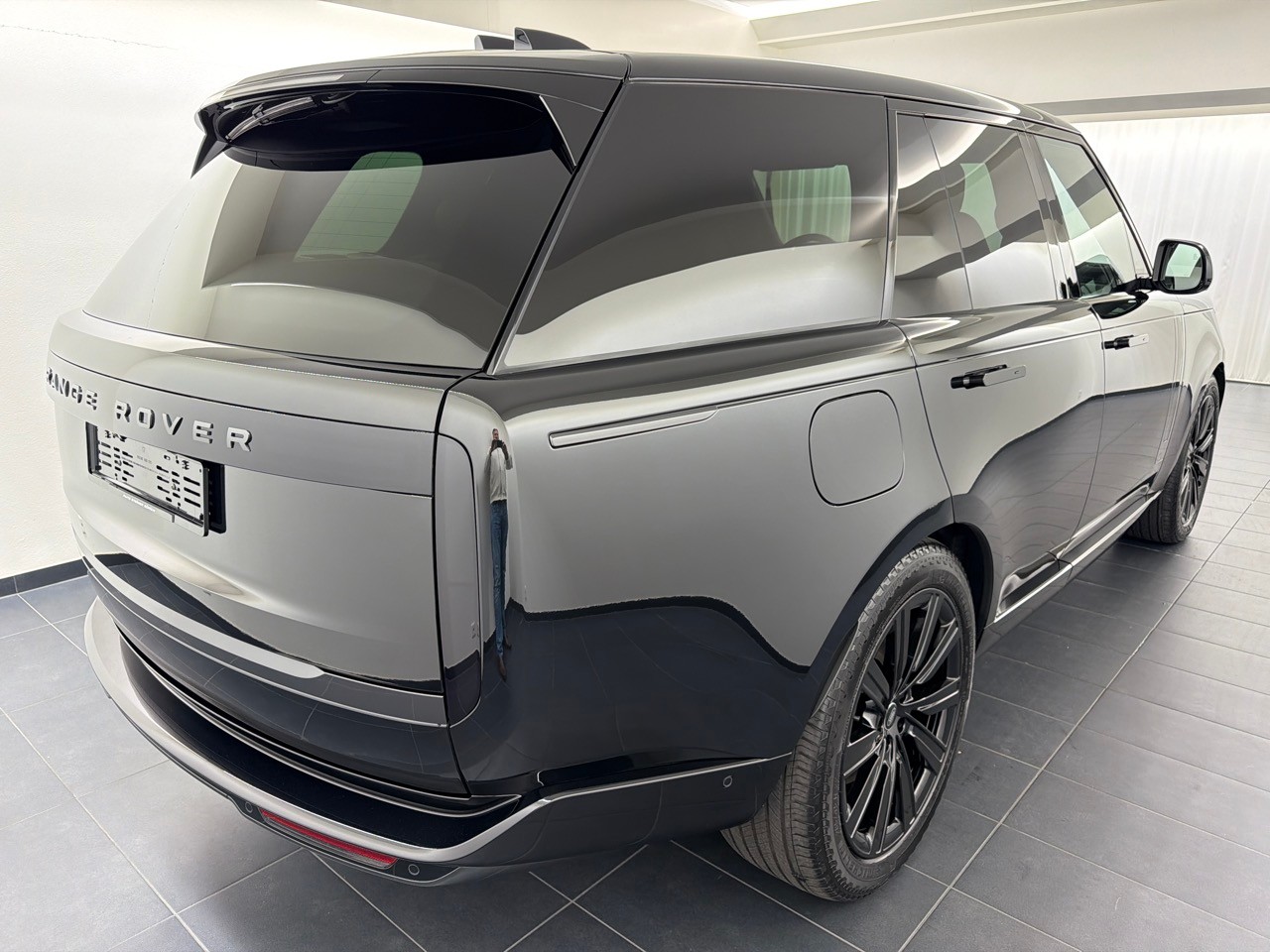 LAND ROVER RR P460e PHEV HSE-showroom-element-2
