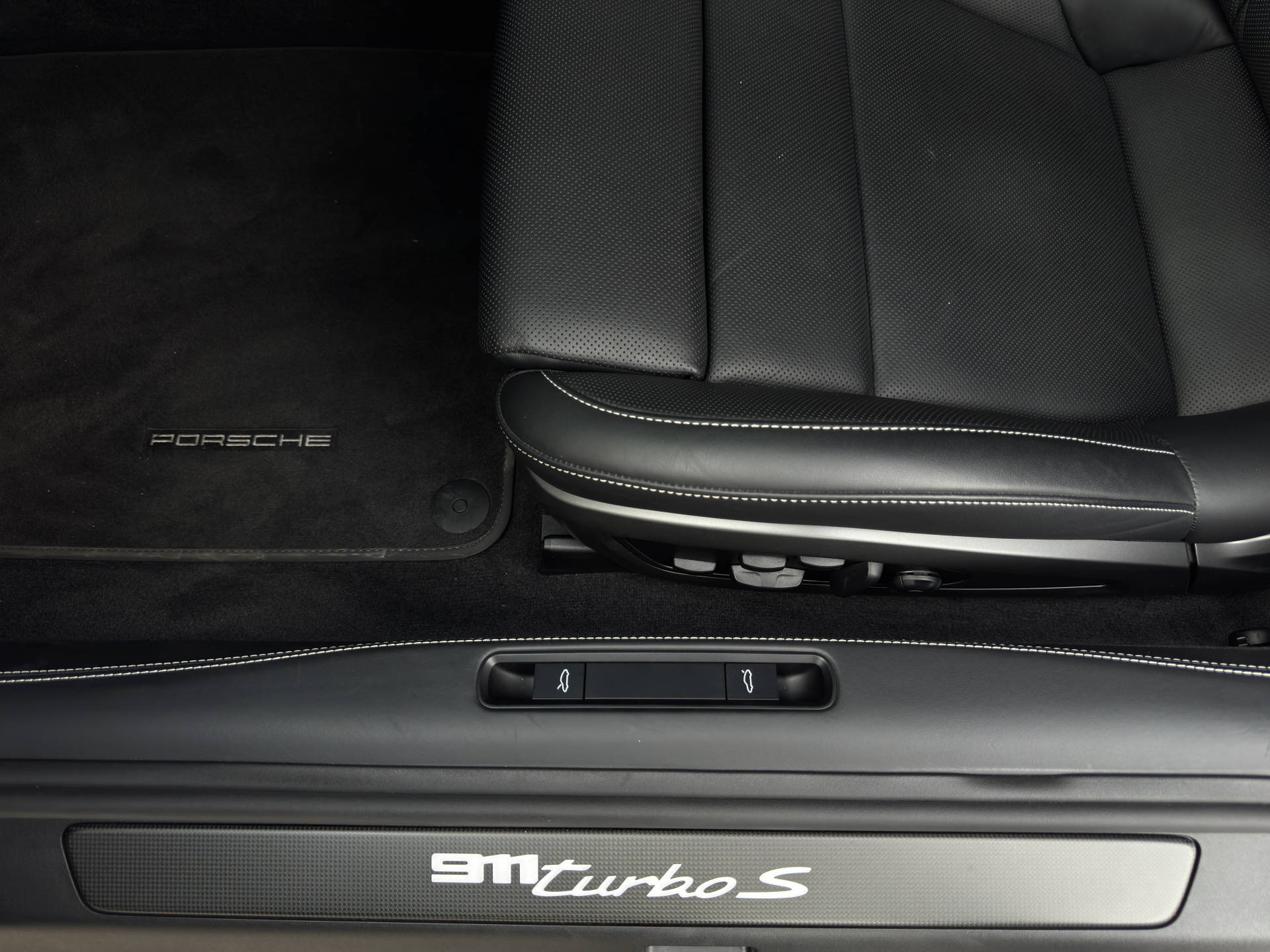 PORSCHE 911 Turbo S Cabriolet-image-7