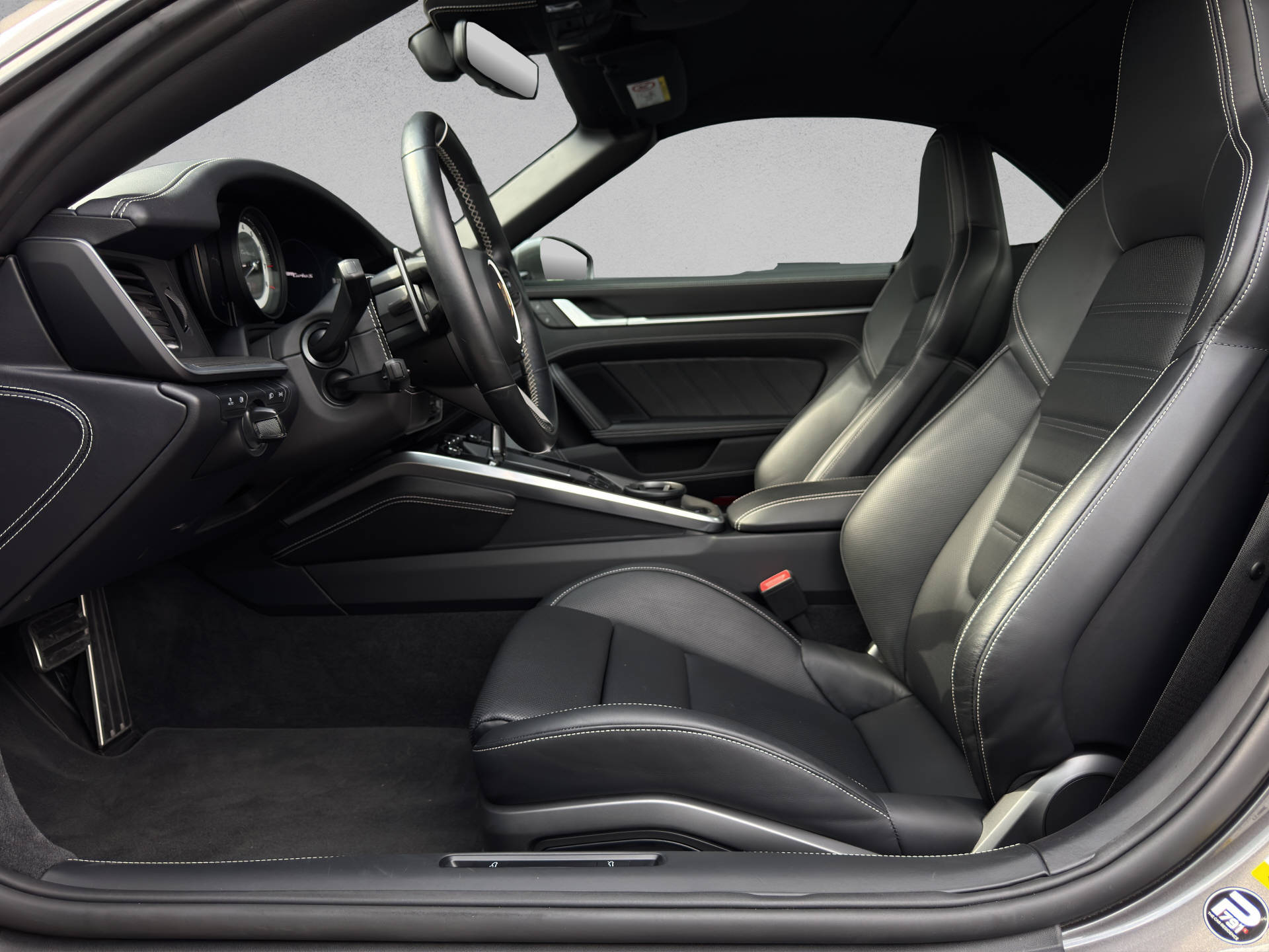PORSCHE 911 Turbo S Cabriolet-image-6
