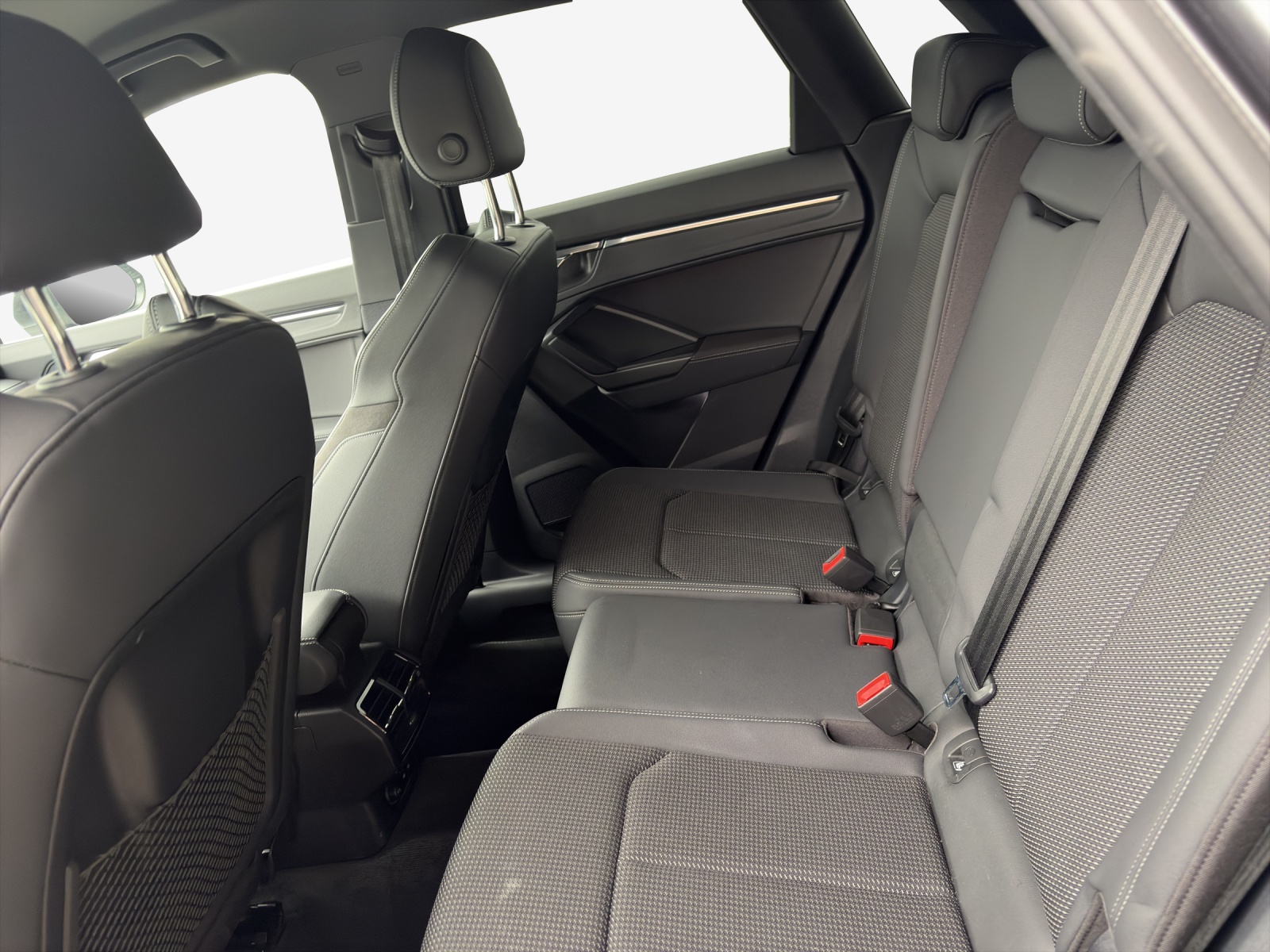 AUDI Q3 35 TDI S line Attraction quattro S-tronic-image-11