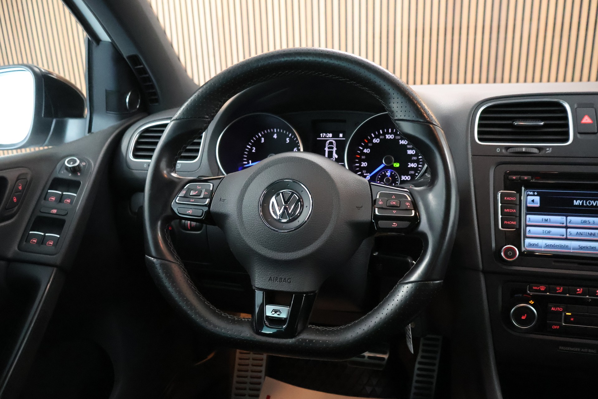 VW Golf 2.0 TSI R 4Motion DSG-image-16