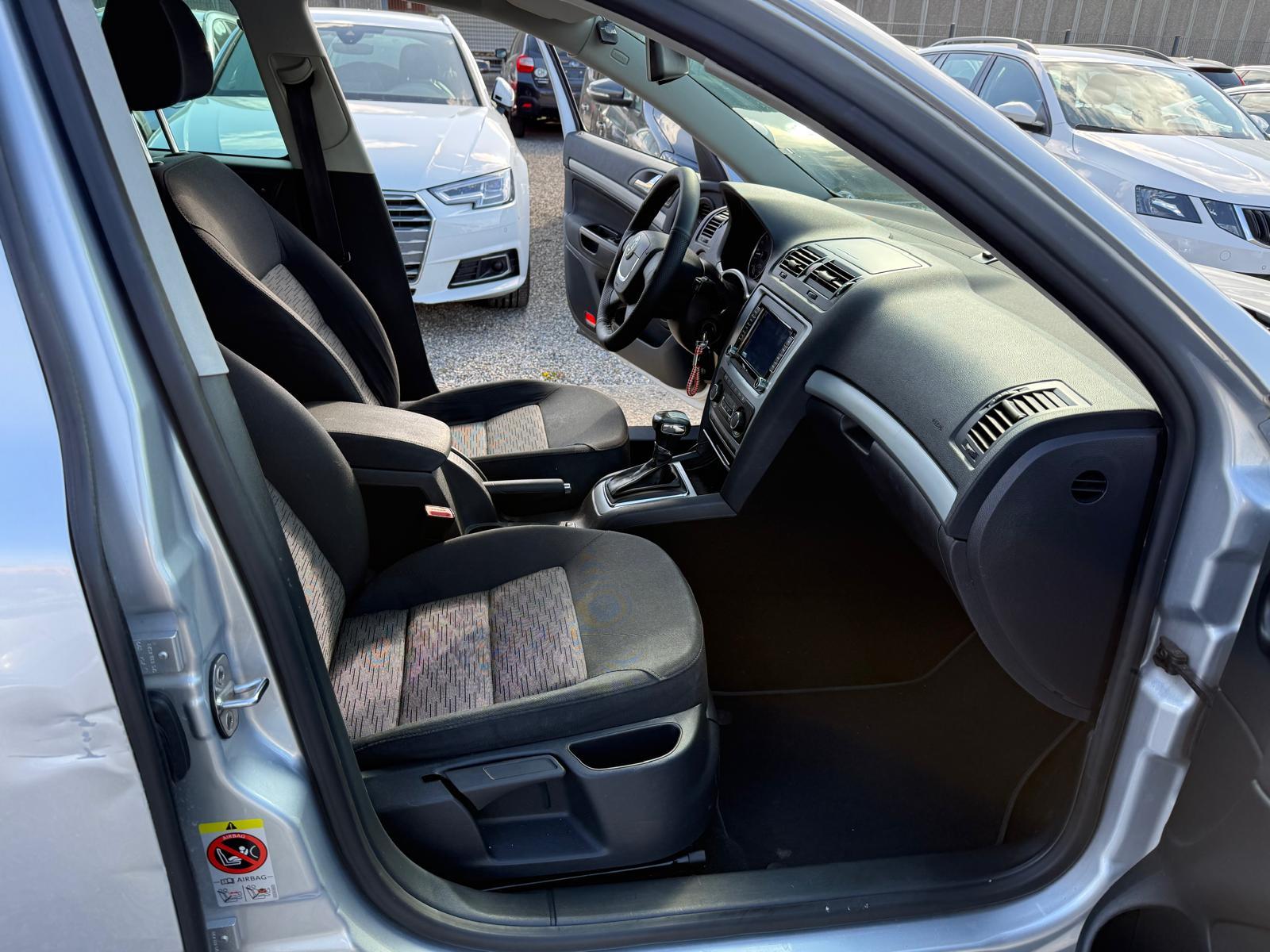 SKODA Octavia Combi 1.6 TDI Ambition DSG-image-9