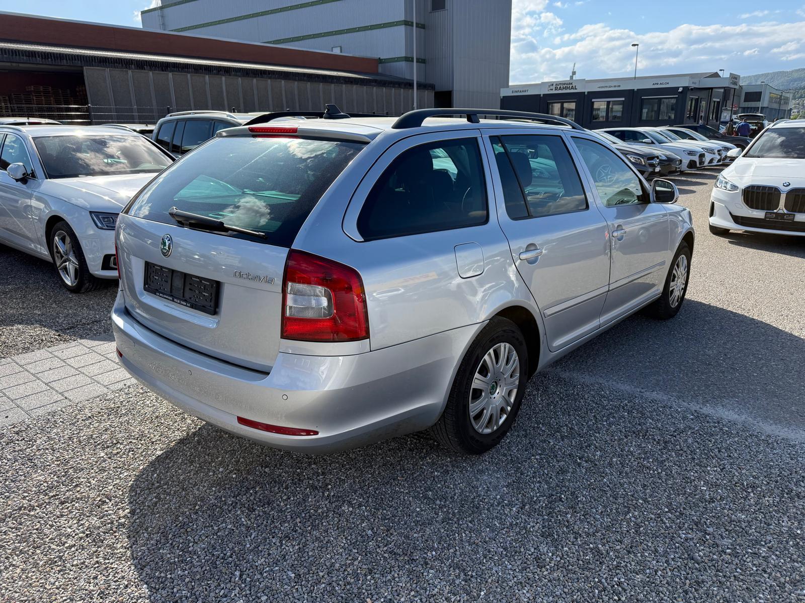 SKODA Octavia Combi 1.6 TDI Ambition DSG-image-5