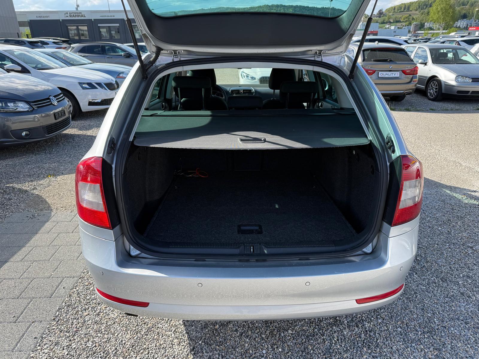 SKODA Octavia Combi 1.6 TDI Ambition DSG-image-14