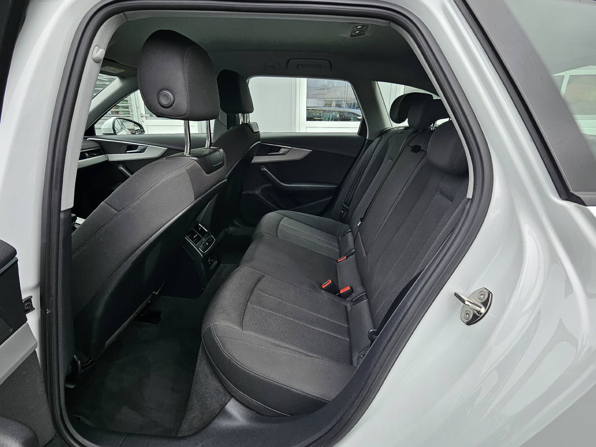 AUDI A4 Avant 2.0 40 TDI Attraction quattro S-Tronic * 8- fach bereift * CH-Fahrzeug *-image-13