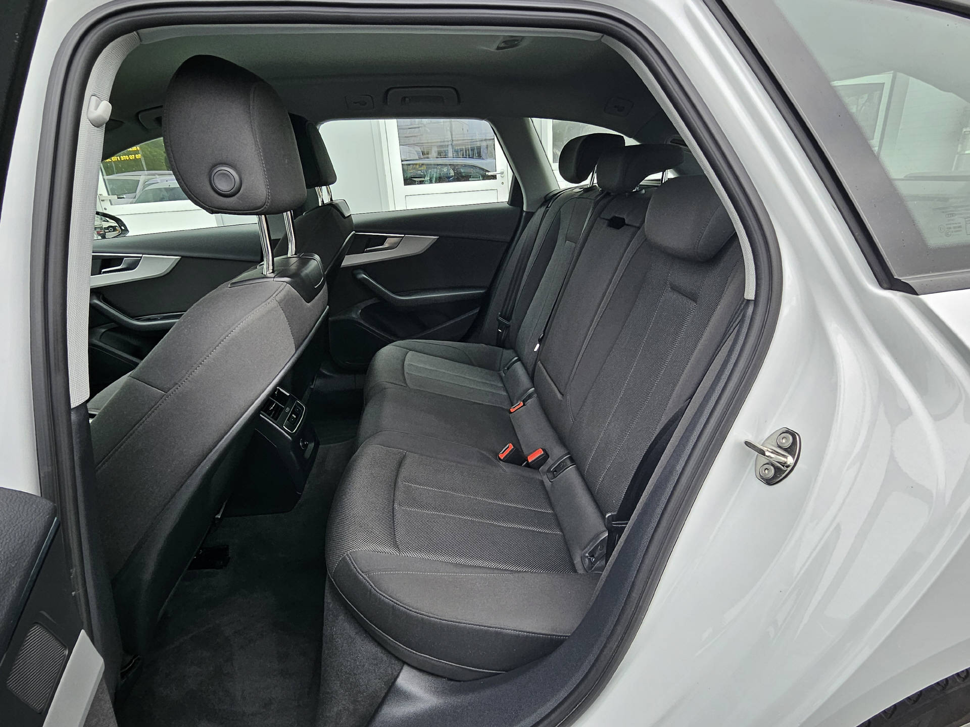 AUDI A4 Avant 2.0 40 TDI Attraction quattro S-Tronic * 8- fach bereift * CH-Fahrzeug *-image-14
