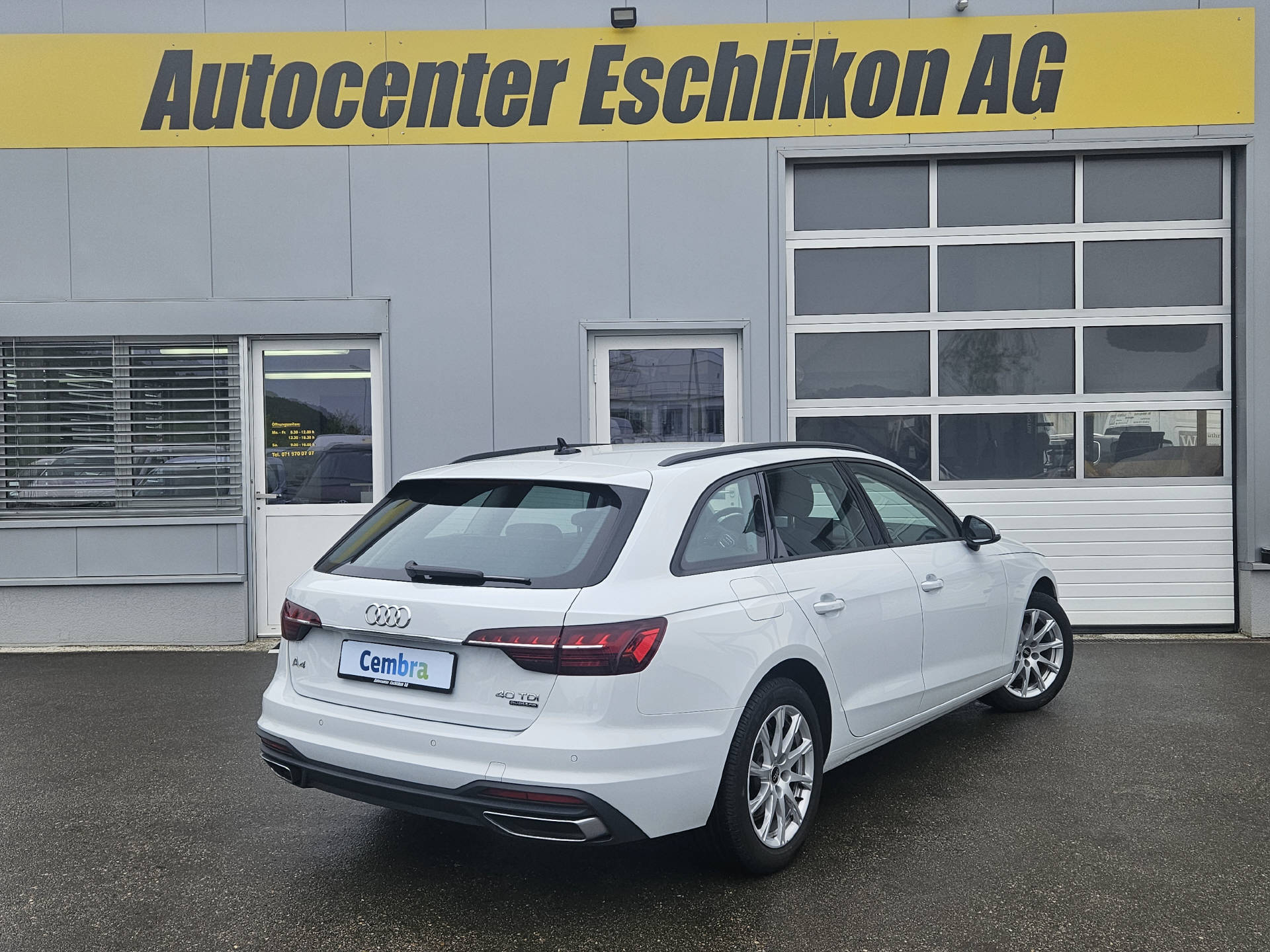 AUDI A4 Avant 2.0 40 TDI Attraction quattro S-Tronic * 8- fach bereift * CH-Fahrzeug *-image-8