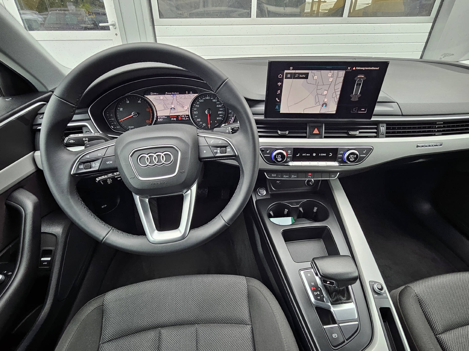 AUDI A4 Avant 2.0 40 TDI Attraction quattro S-Tronic * 8- fach bereift * CH-Fahrzeug *-image-17