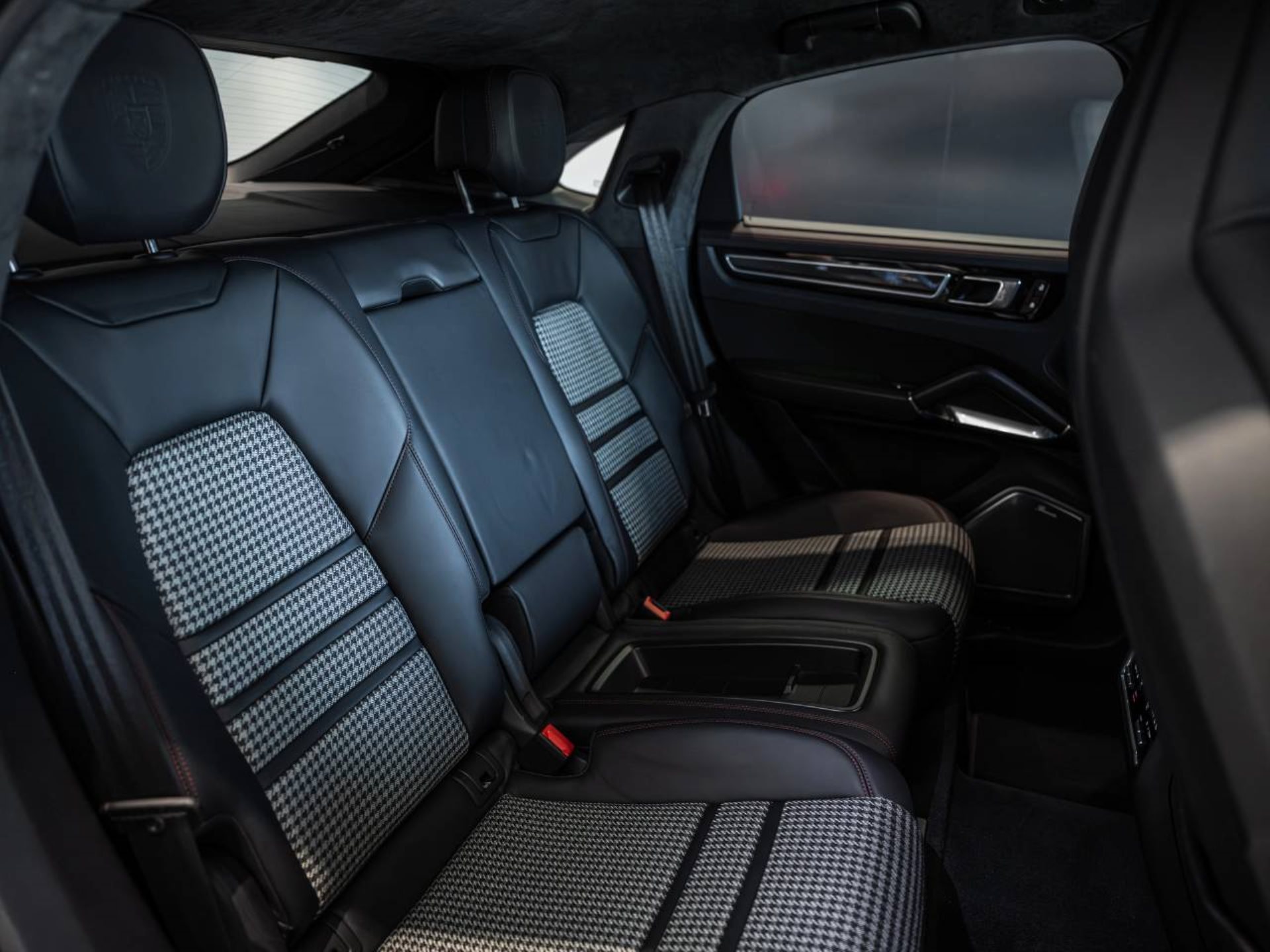 PORSCHE Cayenne Turbo S E-Hybrid Coupé-image-18
