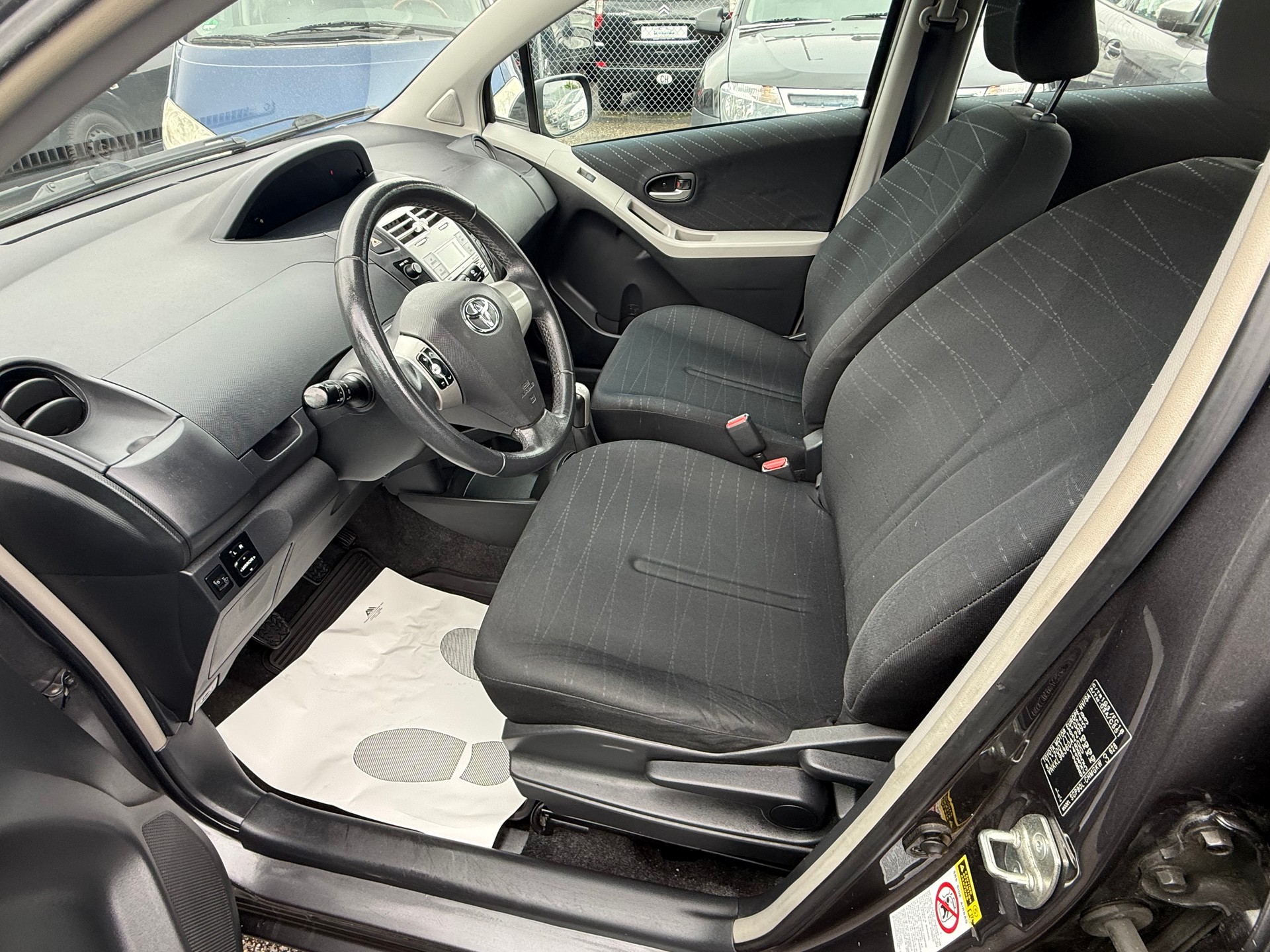 TOYOTA Yaris 1.3 Linea Luna-image-6