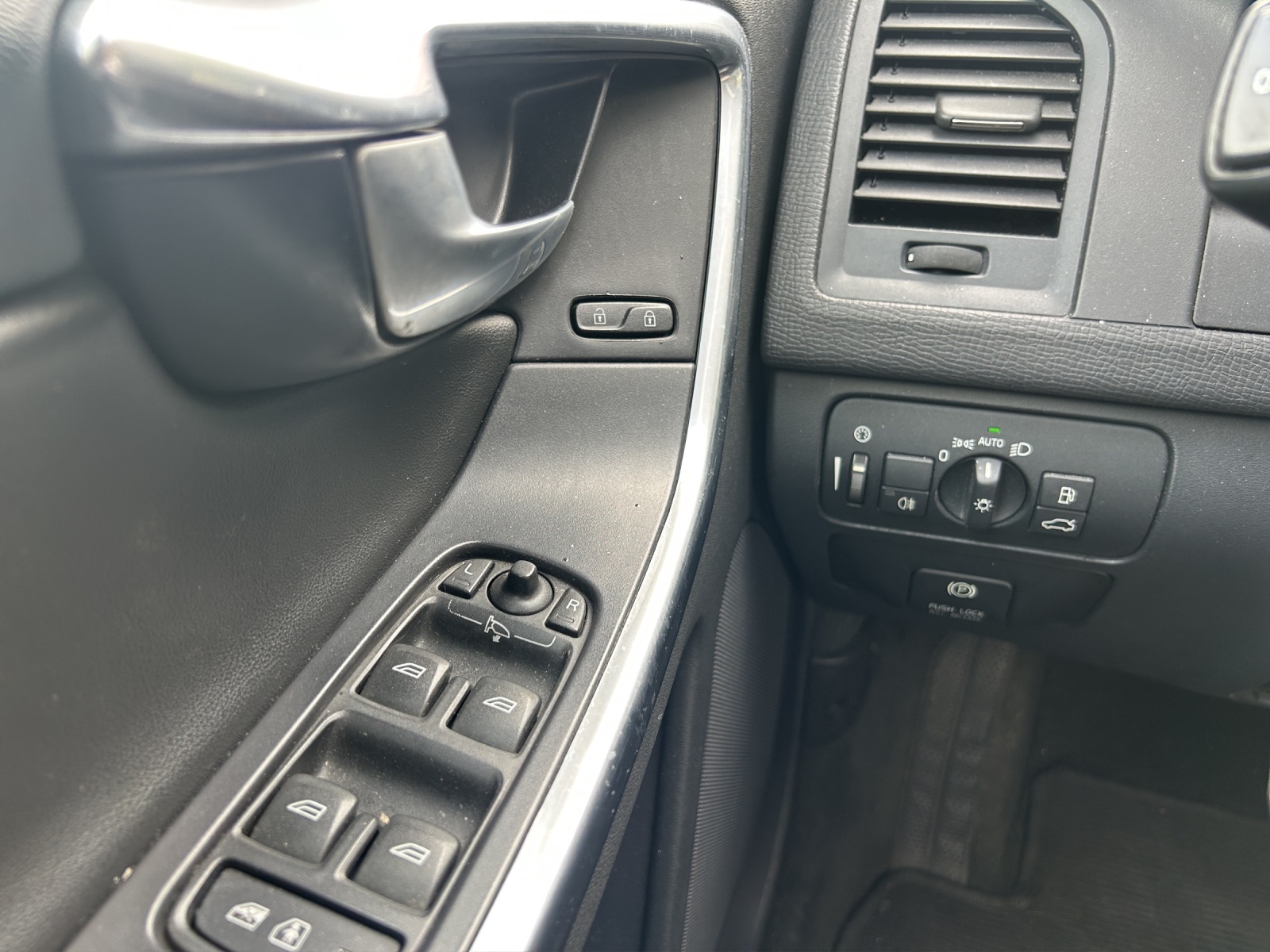 VOLVO XC60 D5 AWD Momentum Geartronic-image-15
