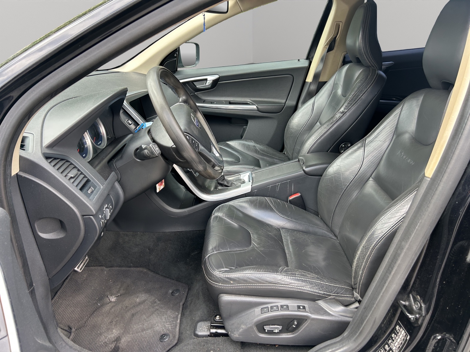 VOLVO XC60 D5 AWD Momentum Geartronic-image-9