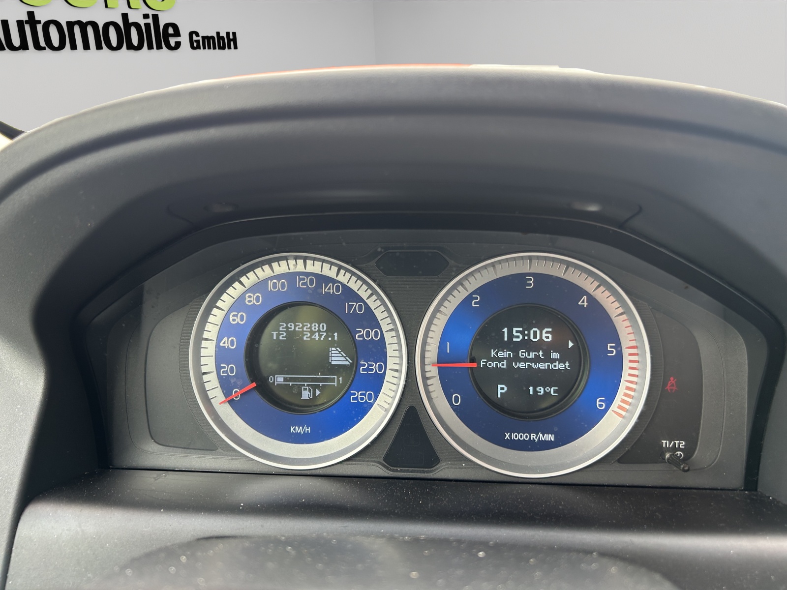 VOLVO XC60 D5 AWD Momentum Geartronic-image-24