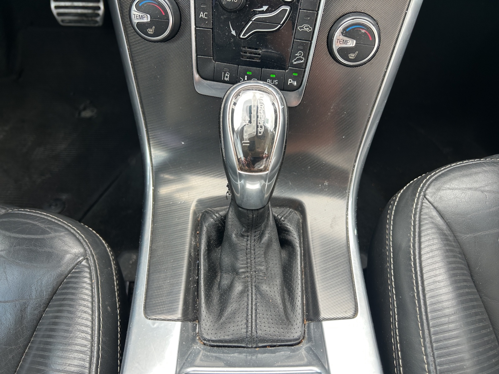 VOLVO XC60 D5 AWD Momentum Geartronic-image-13