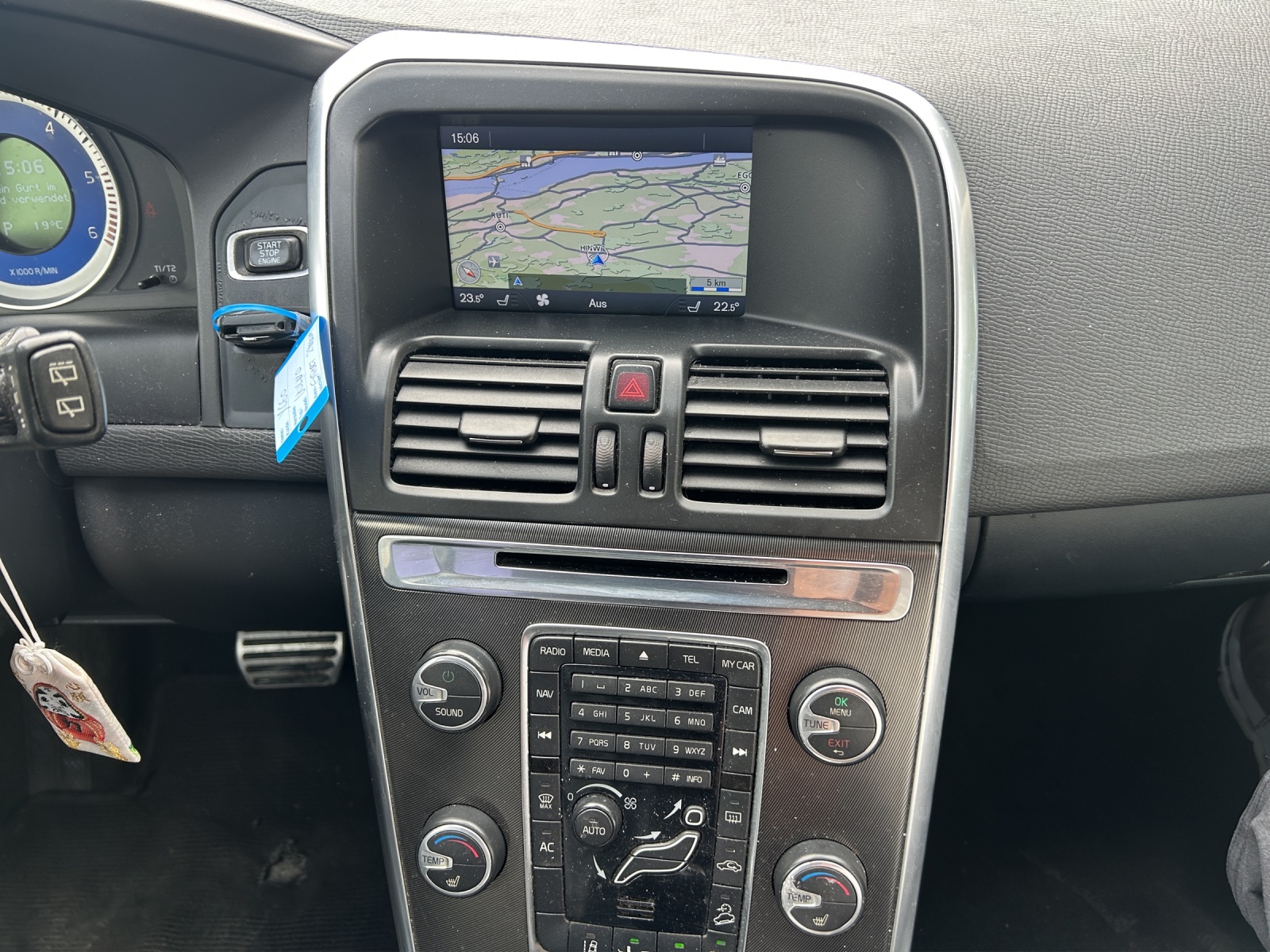 VOLVO XC60 D5 AWD Momentum Geartronic-image-12