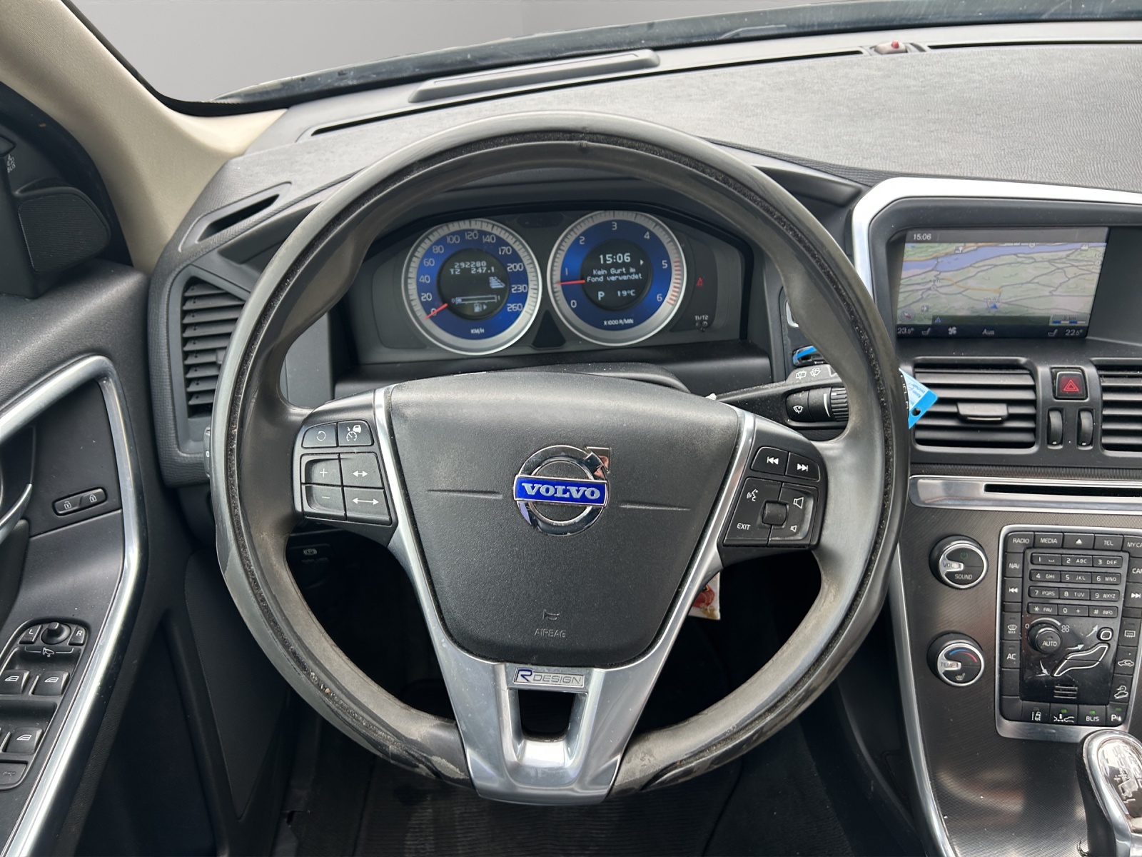 VOLVO XC60 D5 AWD Momentum Geartronic-image-14