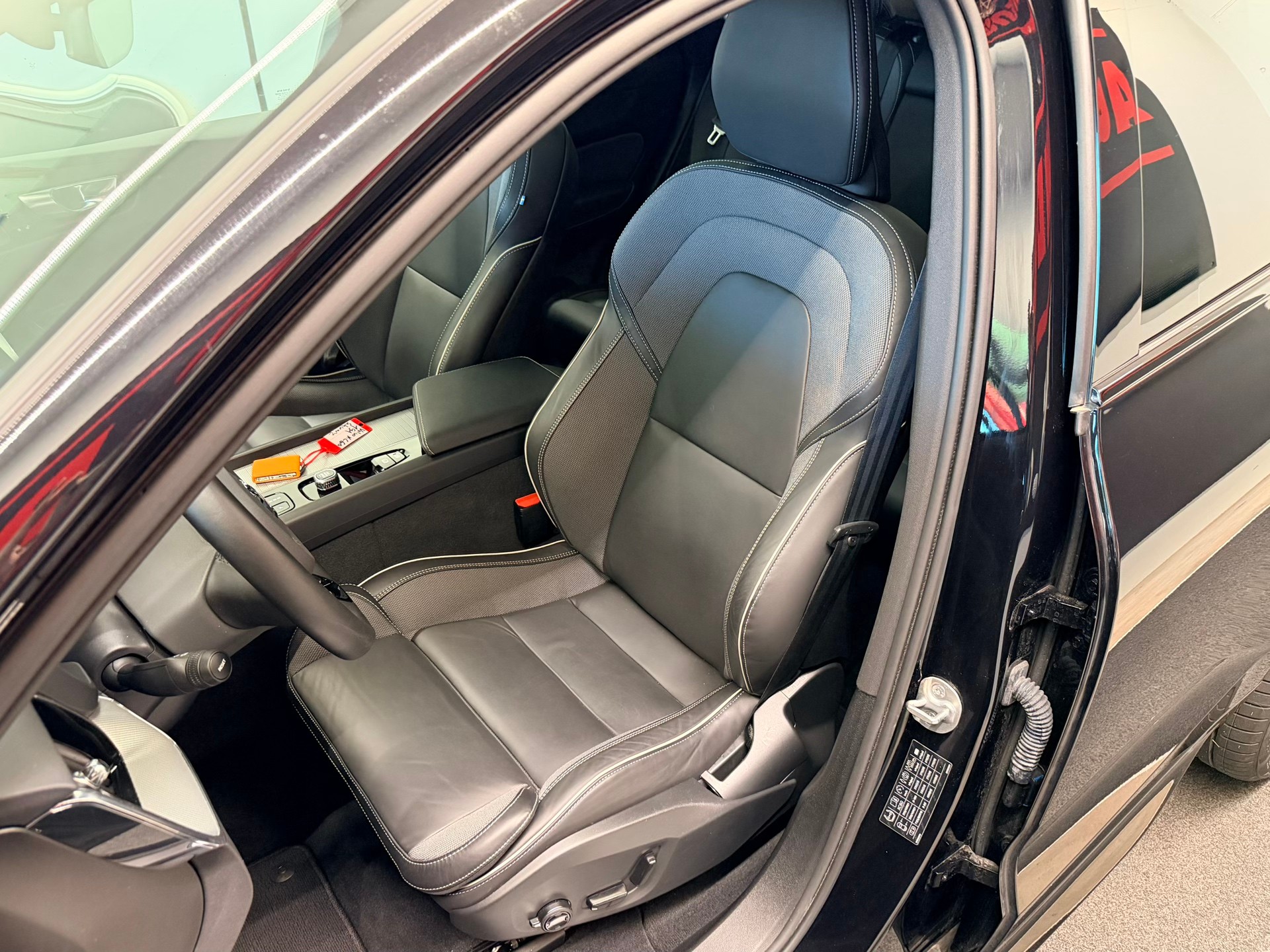 VOLVO XC60 B5 Benzin Mild Hybrid AWD Black Edition Geartronic-image-14