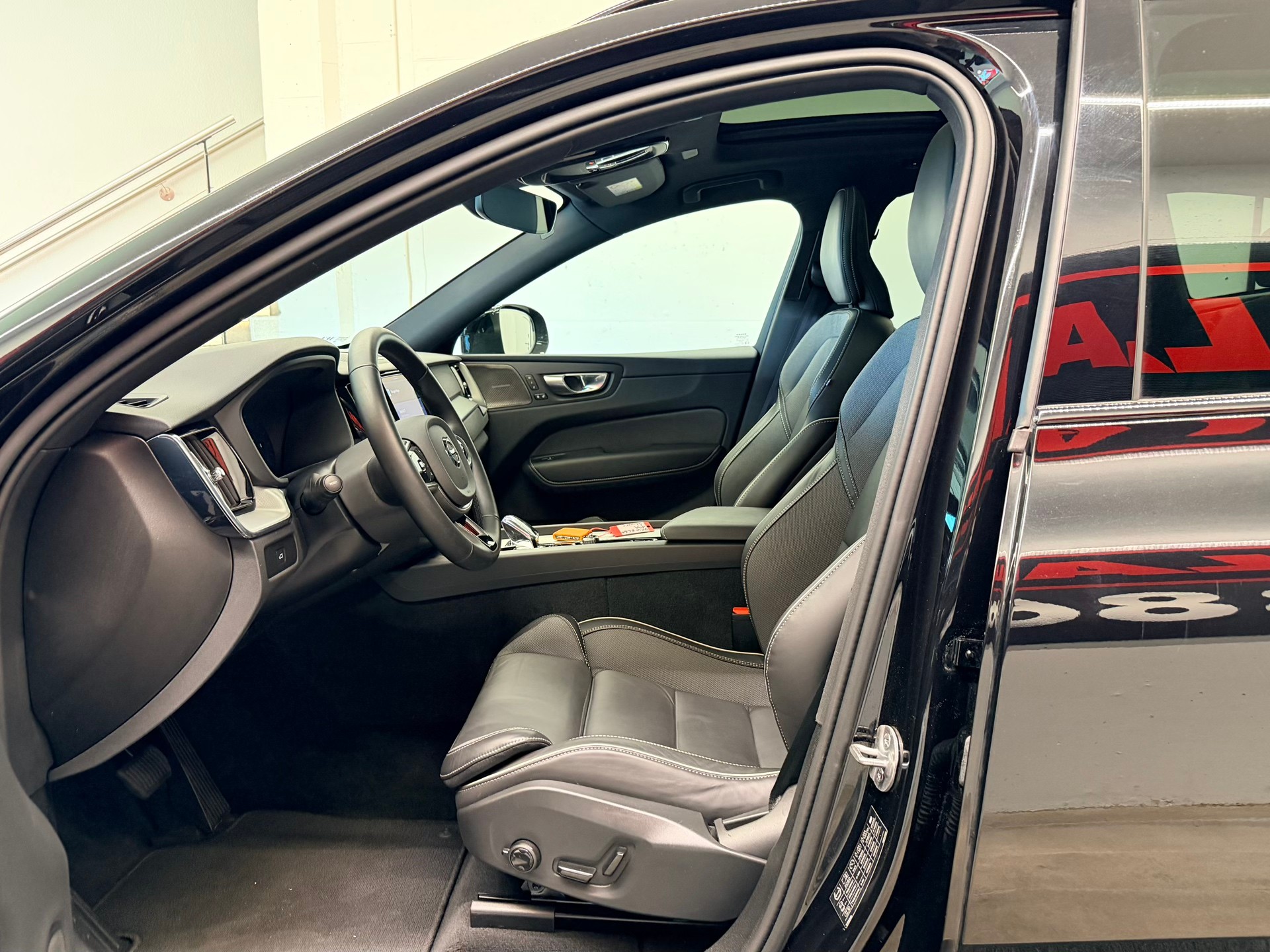 VOLVO XC60 B5 Benzin Mild Hybrid AWD Black Edition Geartronic-image-13
