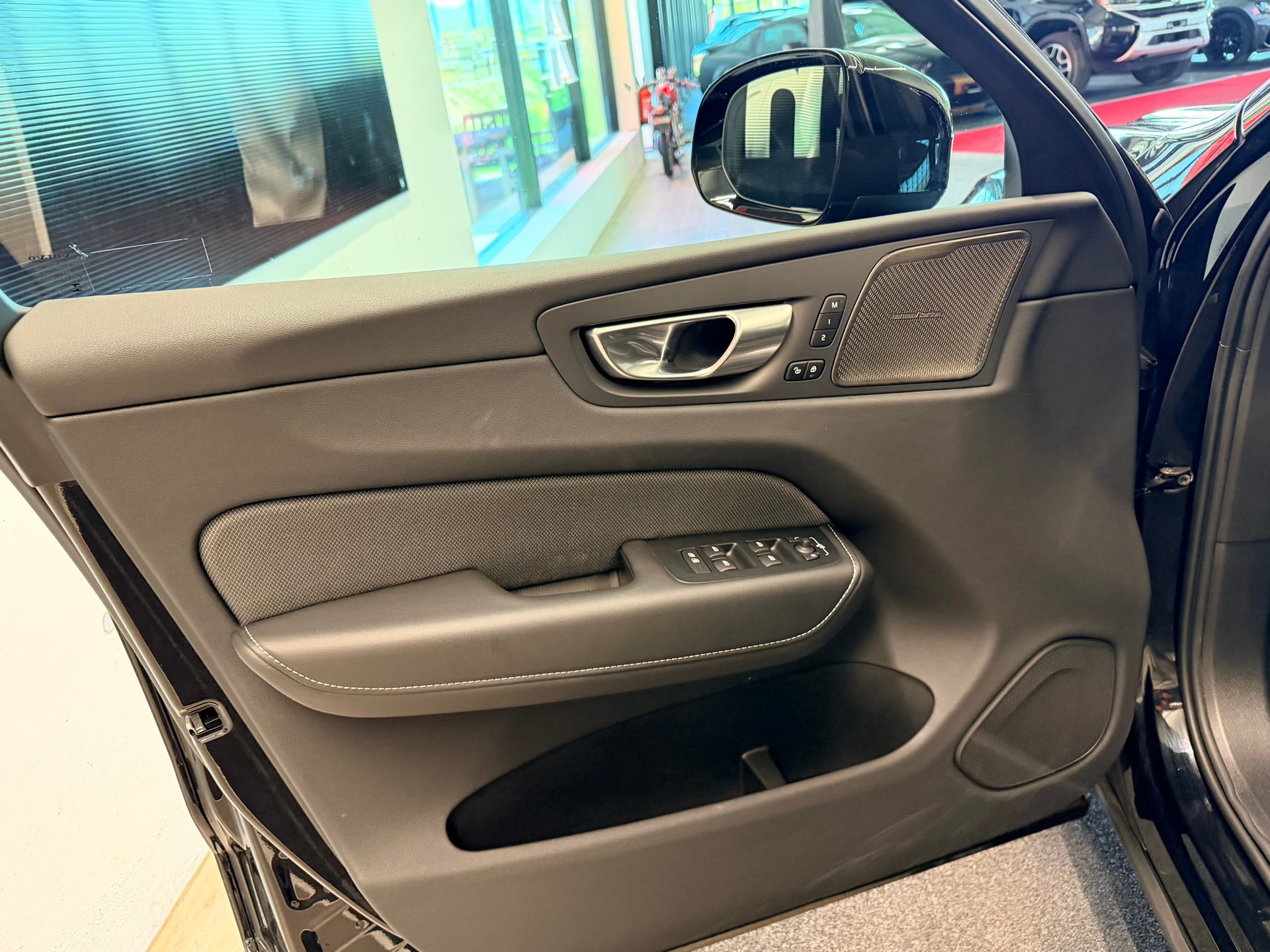 VOLVO XC60 B5 Benzin Mild Hybrid AWD Black Edition Geartronic-image-11