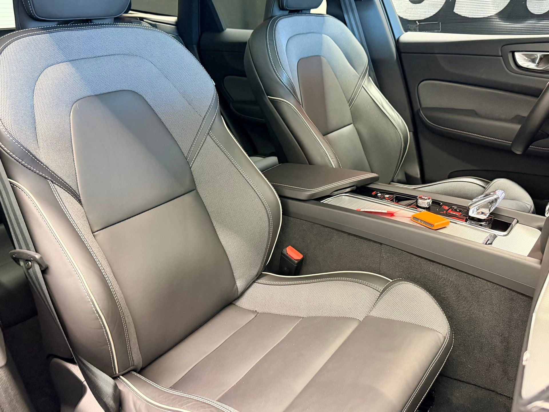 VOLVO XC60 B5 Benzin Mild Hybrid AWD Black Edition Geartronic-image-23