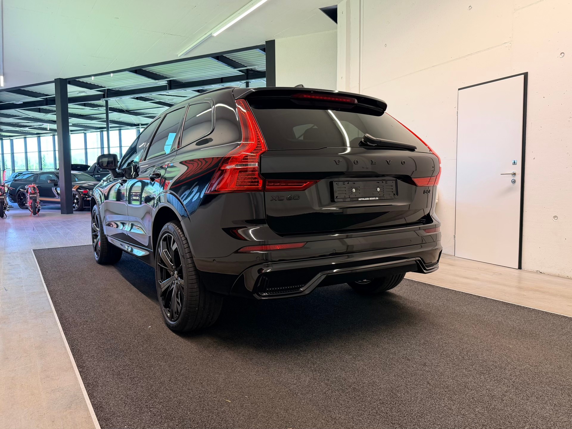 VOLVO XC60 B5 Benzin Mild Hybrid AWD Black Edition Geartronic-image-7