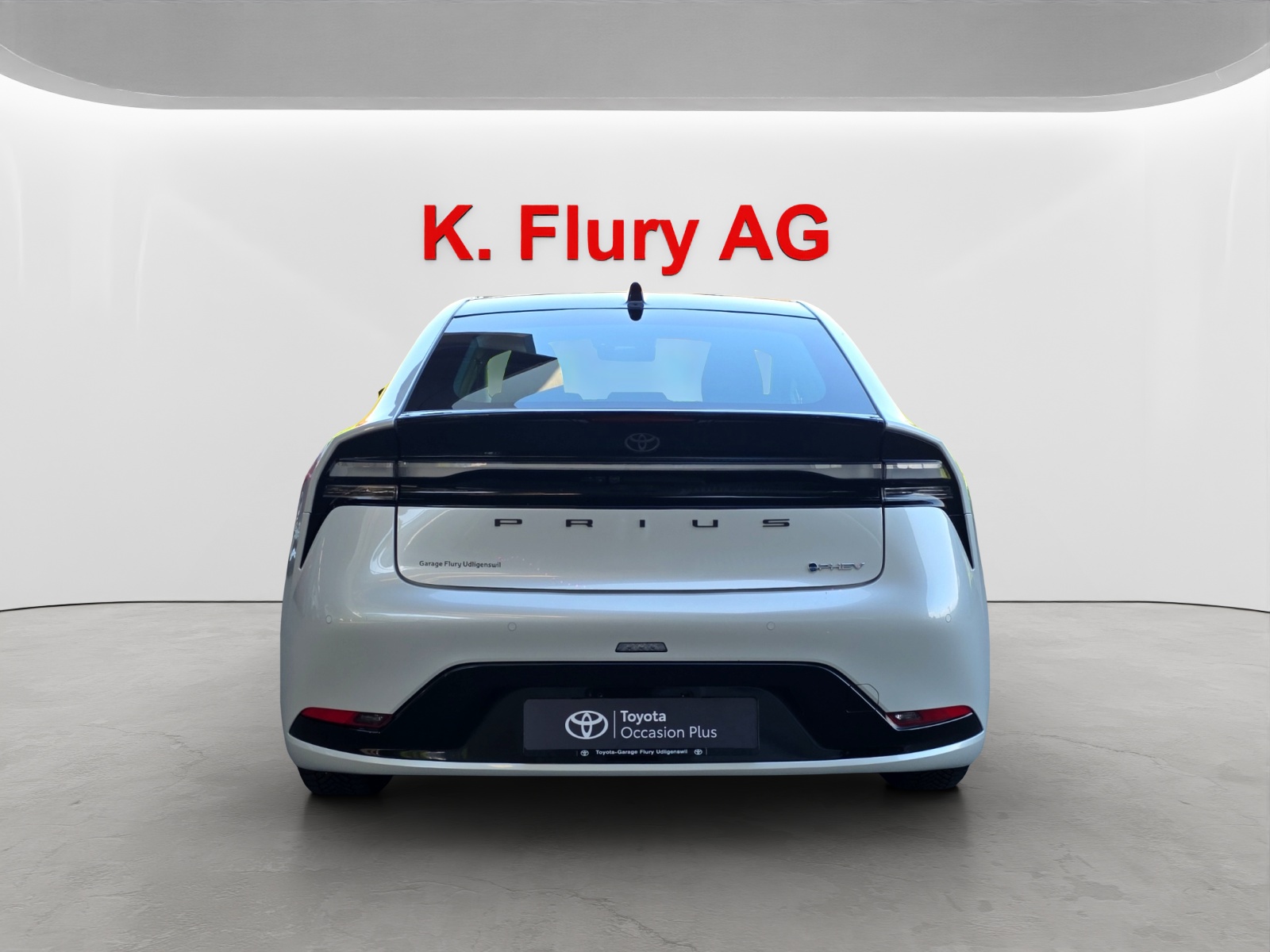 TOYOTA Prius 2.0 Plug-In-Hybrid Style-image-3
