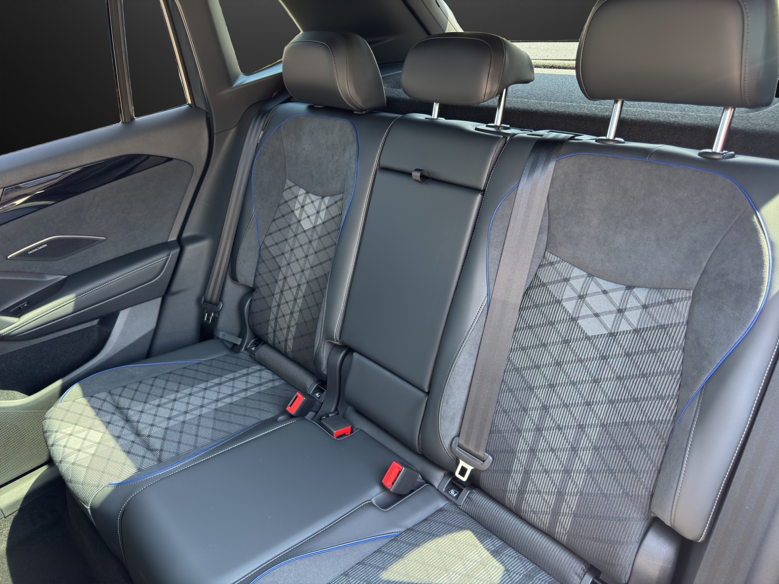 VW Tiguan 2.0 TDI SCR R-Line 4Motion DSG-image-8