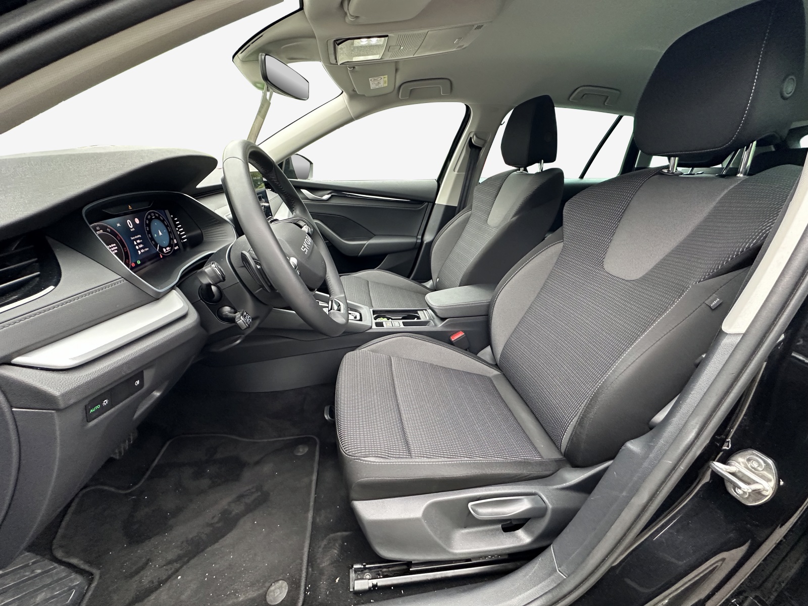 SKODA Octavia Combi 2.0 TDI DSG Selection-image-7