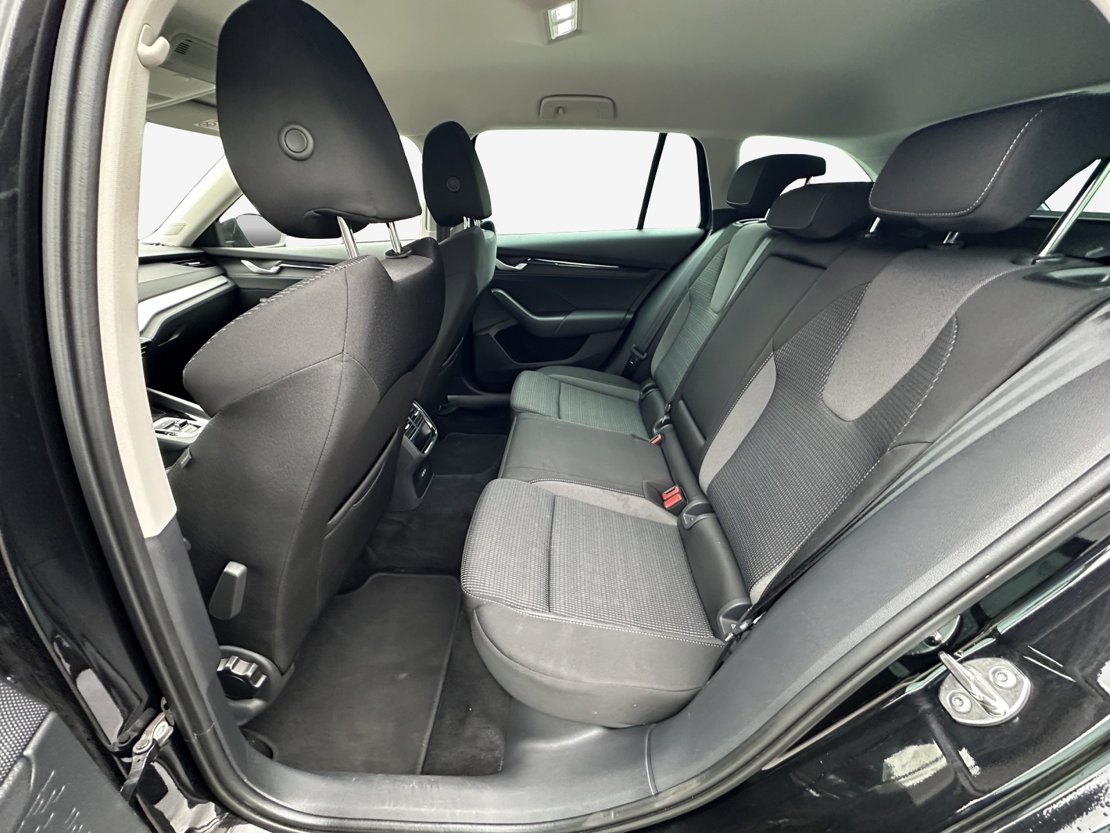 SKODA Octavia Combi 2.0 TDI DSG Selection-image-11