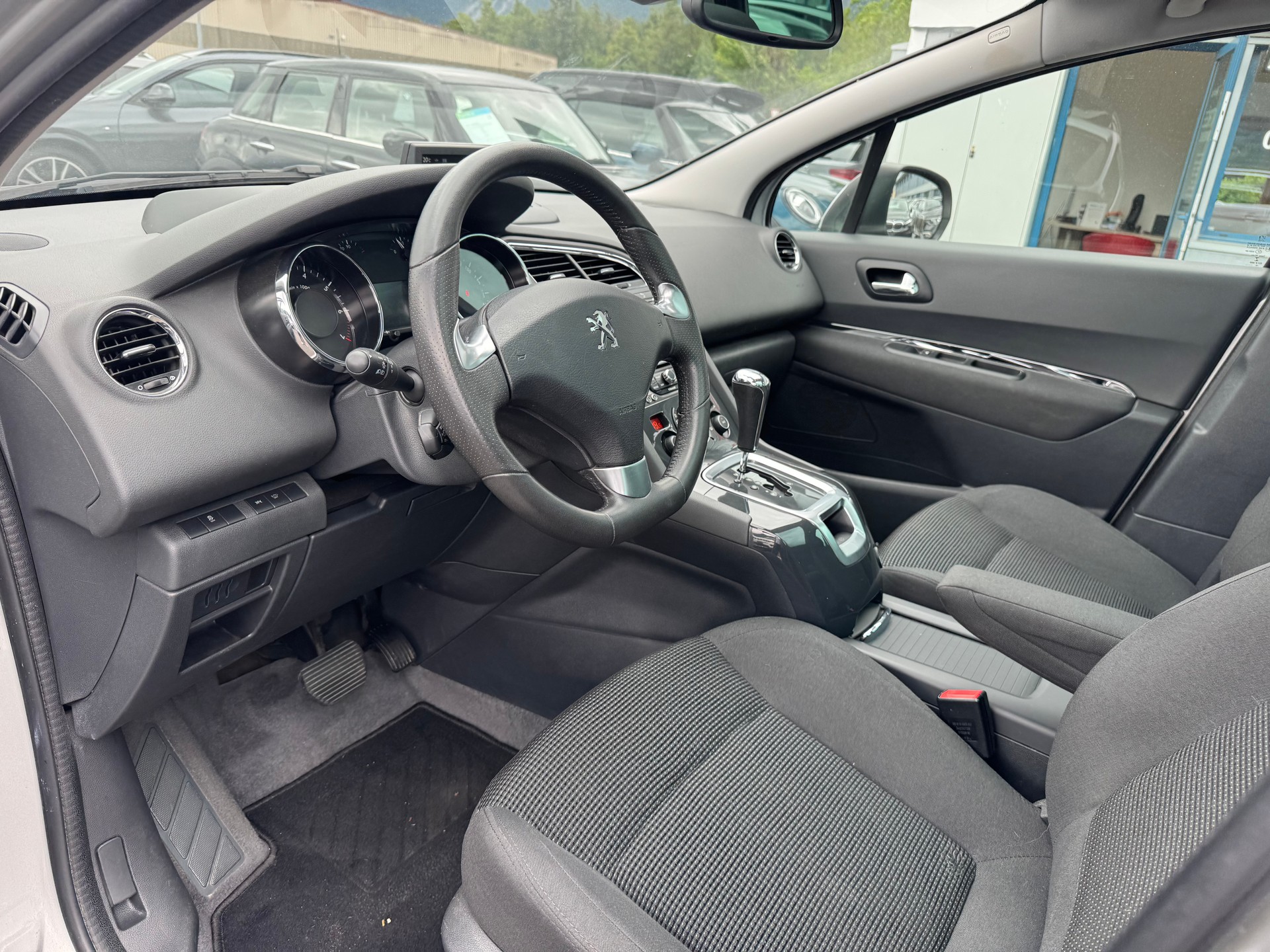PEUGEOT 5008 1.6 THP Allure Tiptronic-image-11