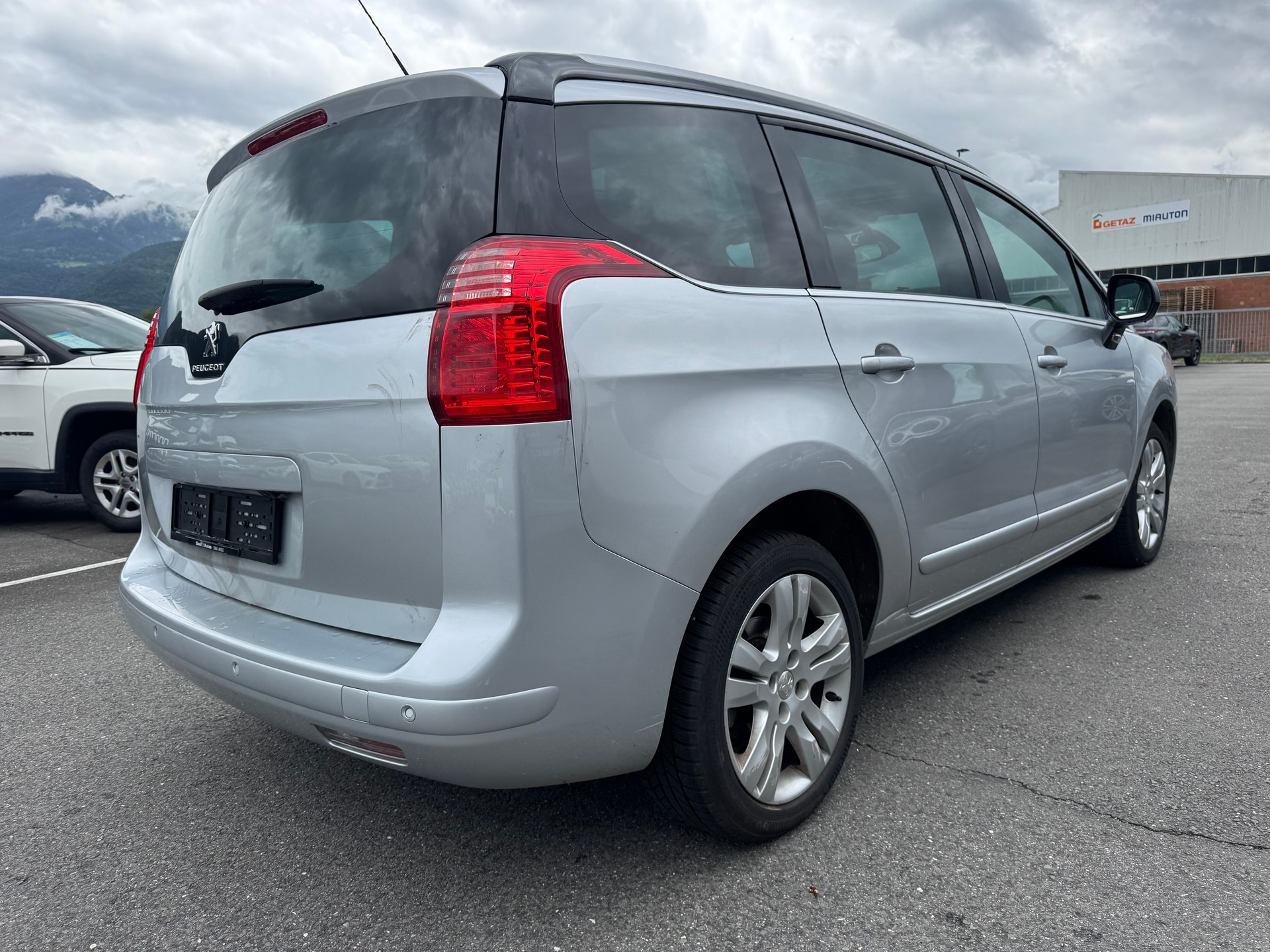 PEUGEOT 5008 1.6 THP Allure Tiptronic-image-3