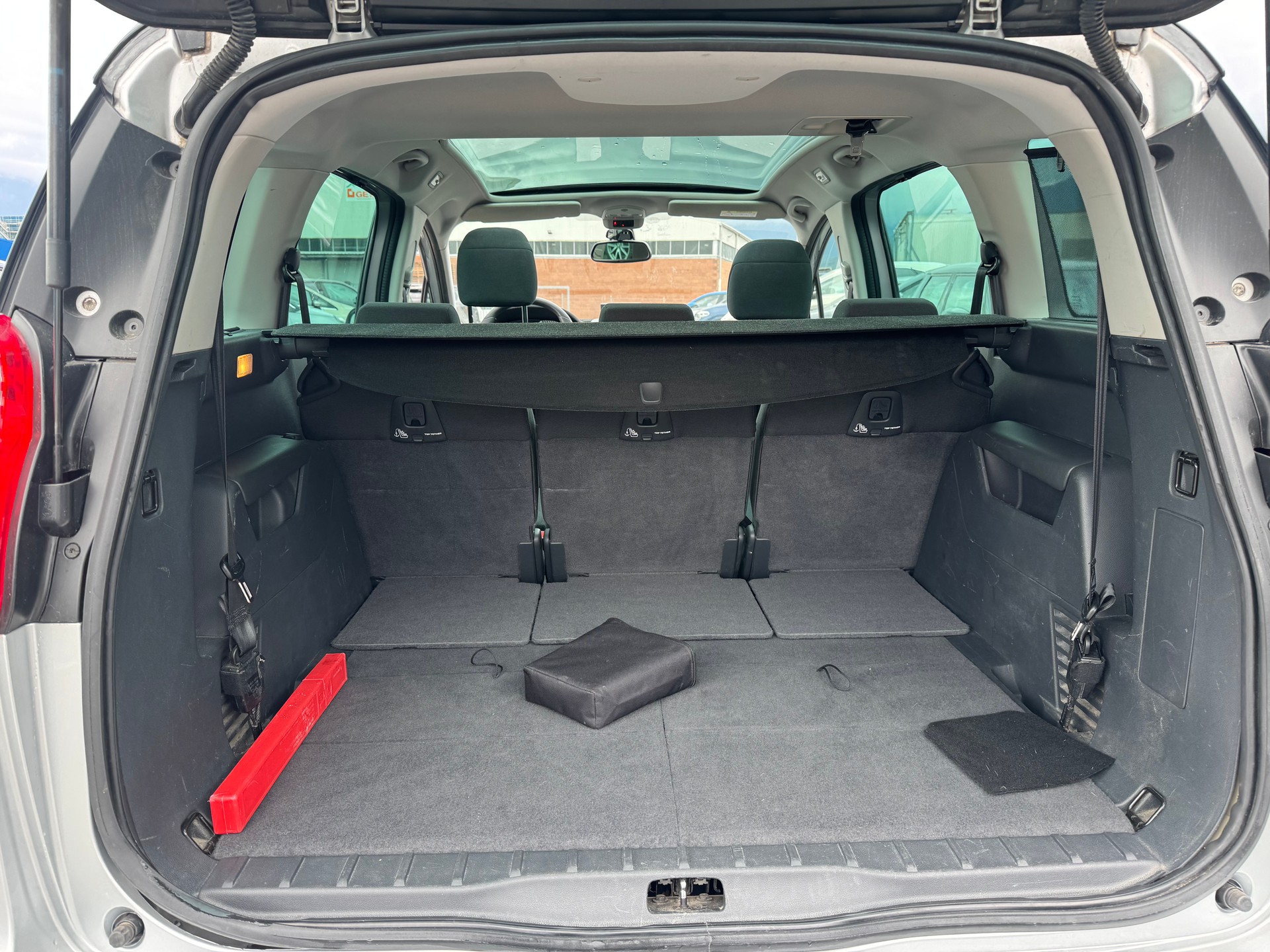 PEUGEOT 5008 1.6 THP Allure Tiptronic-image-6