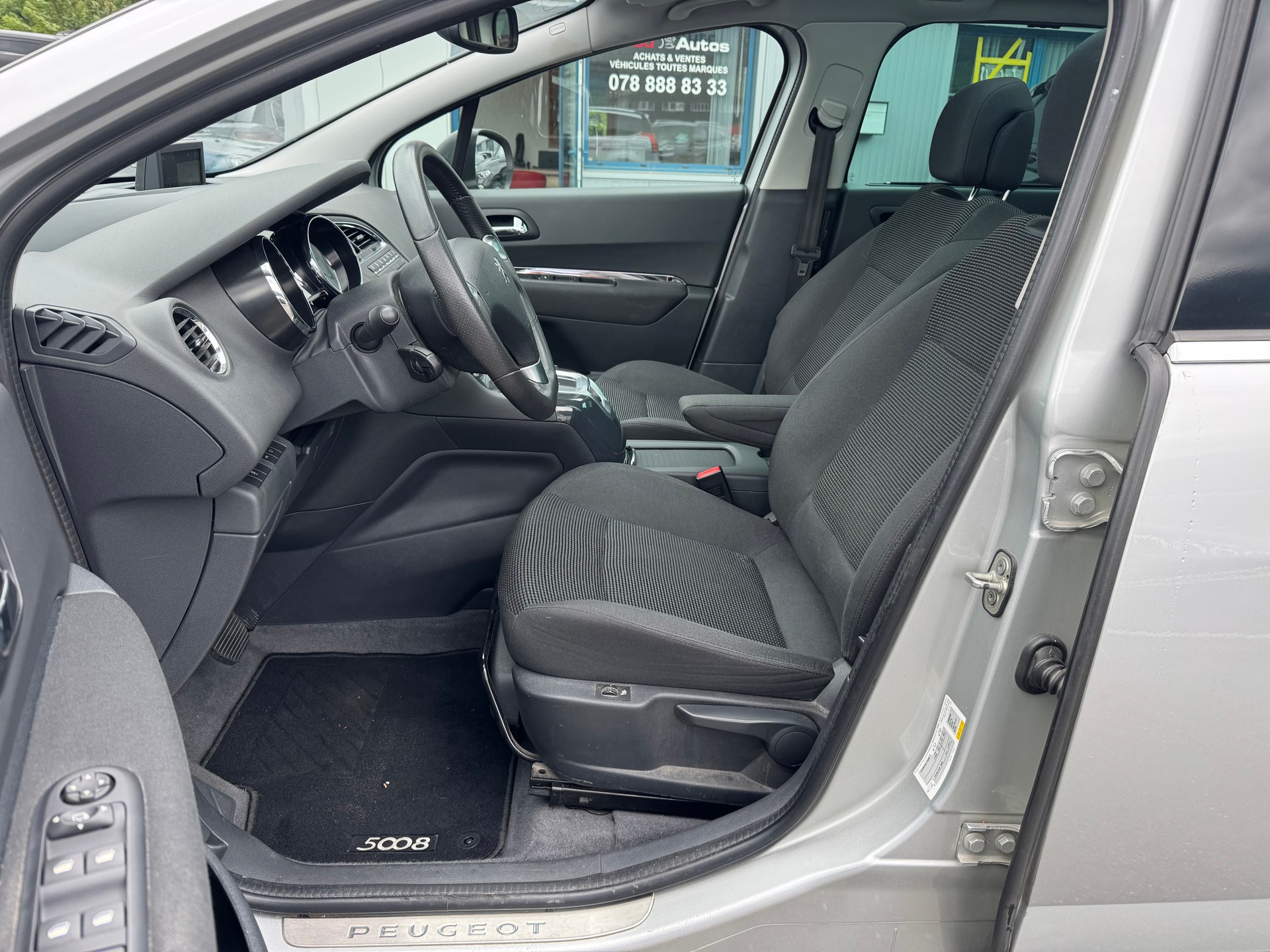 PEUGEOT 5008 1.6 THP Allure Tiptronic-image-9