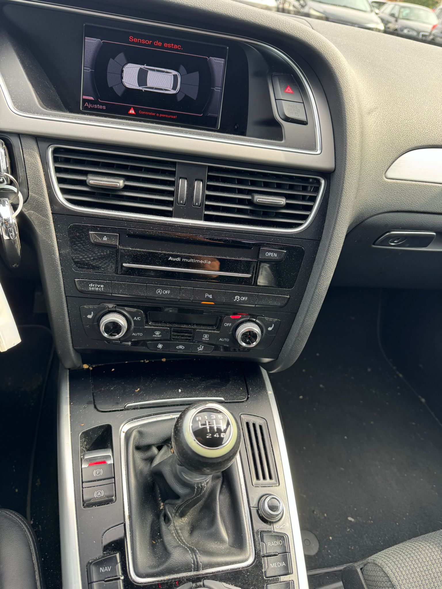 AUDI A4 Avant 2.0 TDI Attraction quattro S Line-image-9