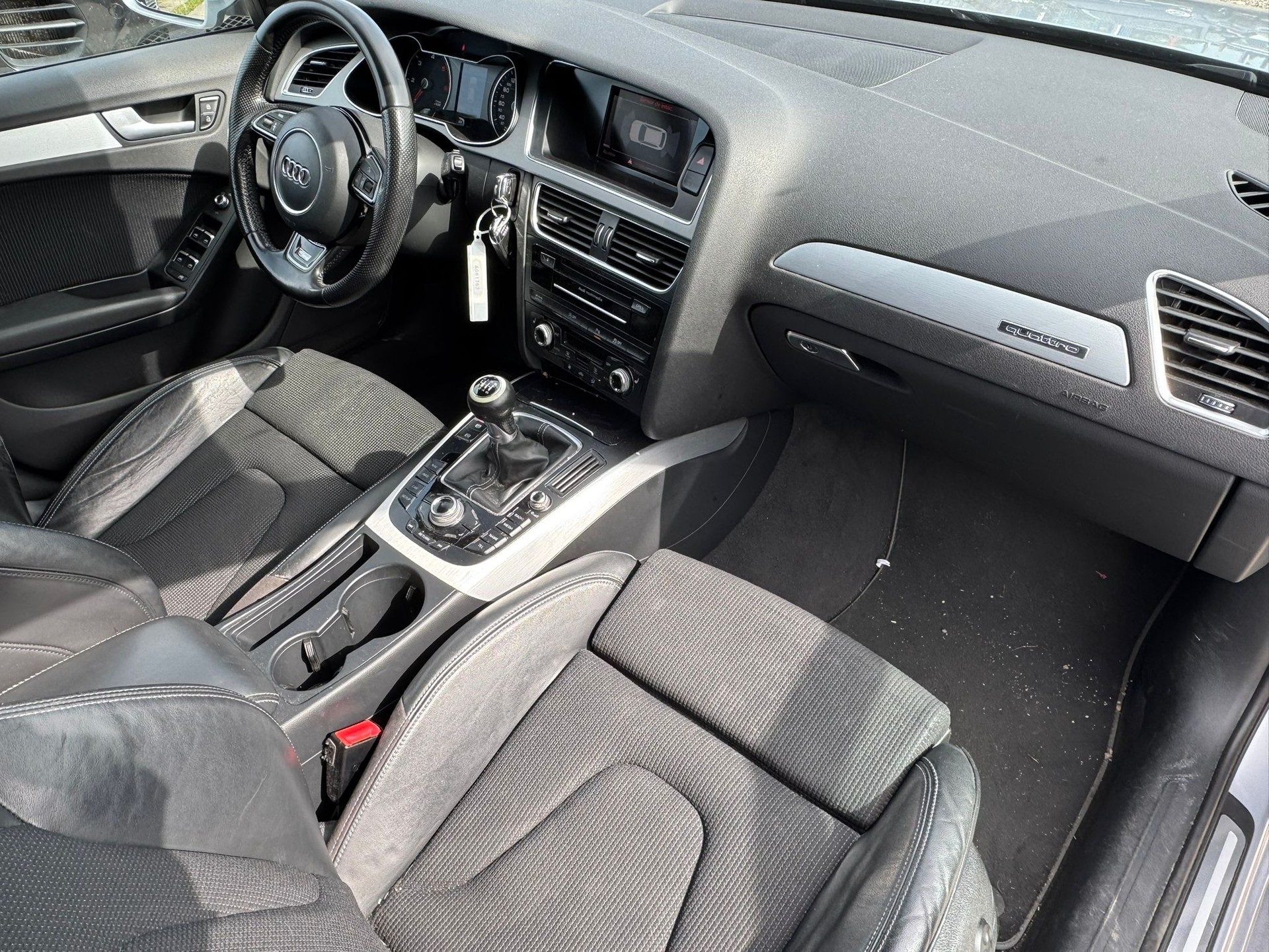 AUDI A4 Avant 2.0 TDI Attraction quattro S Line-image-8