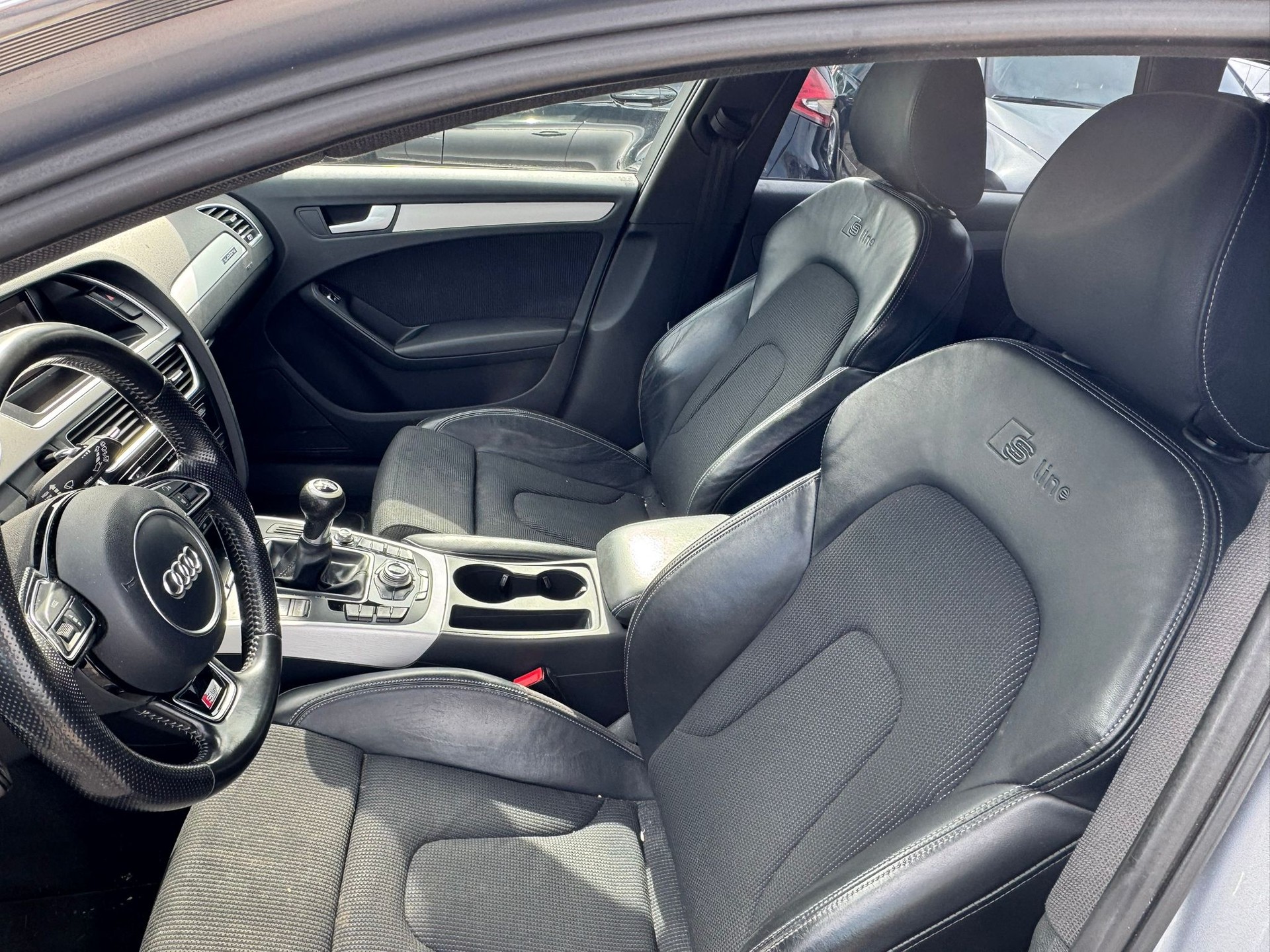 AUDI A4 Avant 2.0 TDI Attraction quattro S Line-image-13