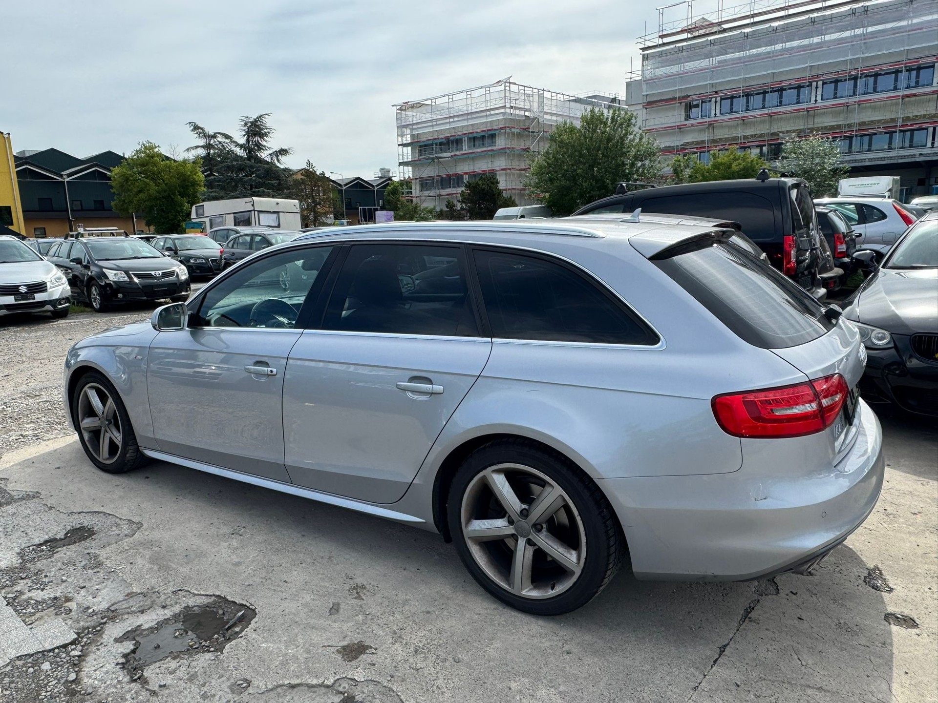 AUDI A4 Avant 2.0 TDI Attraction quattro S Line-image-4