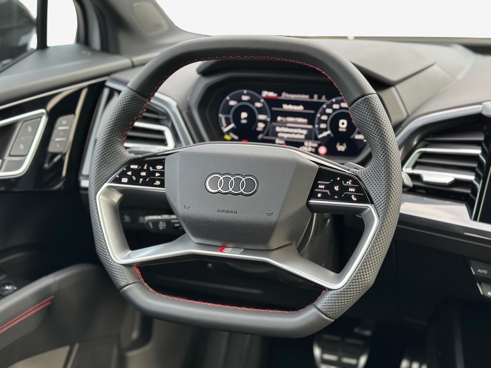 AUDI Q4 e-tron 45 Edition Swiss Ski quattro-image-9