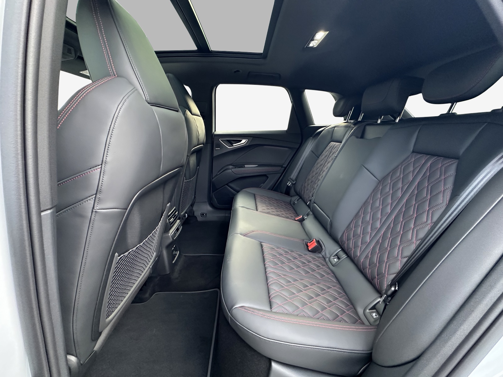 AUDI Q4 e-tron 45 Edition Swiss Ski quattro-image-11