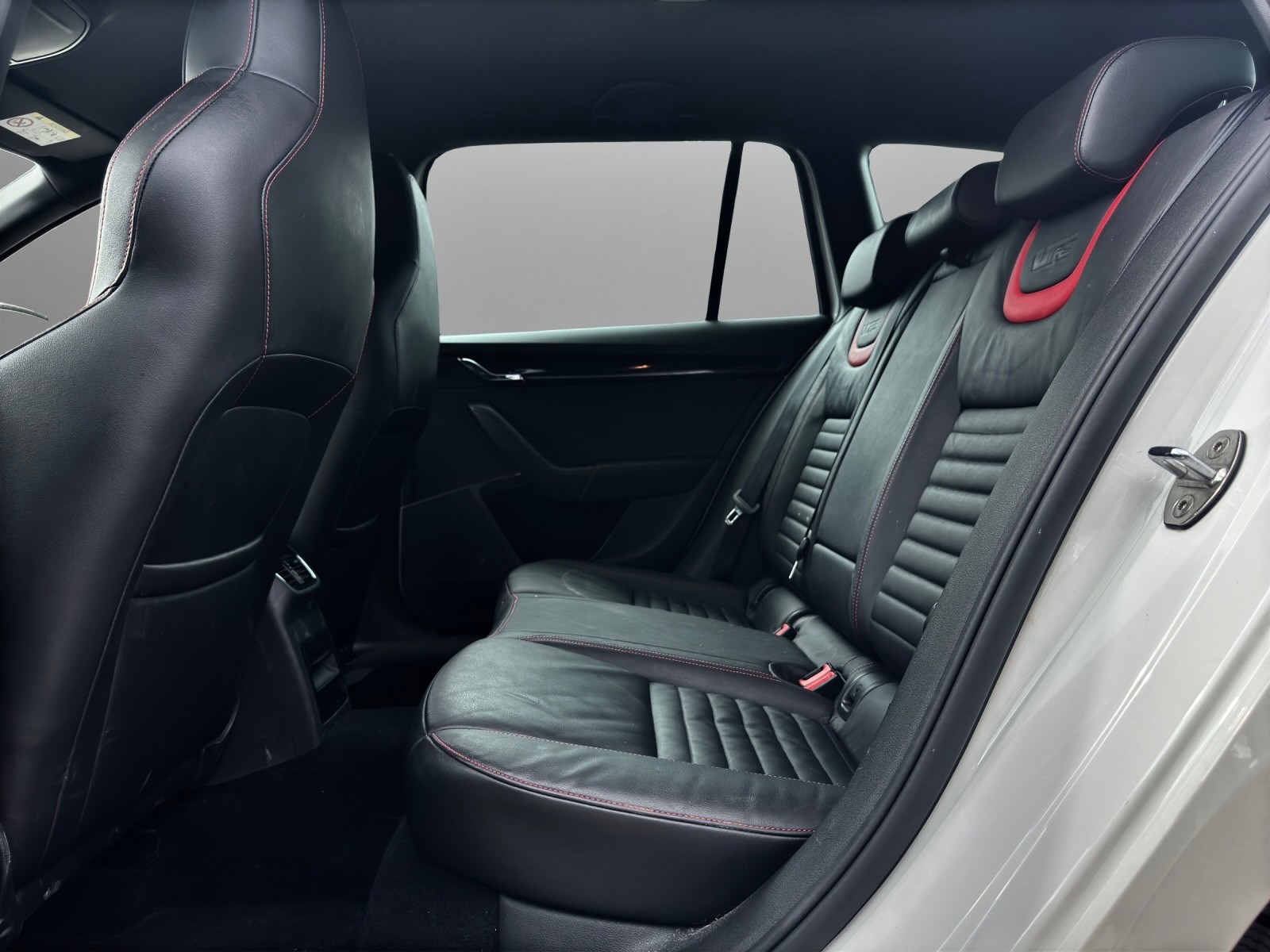 SKODA Octavia Combi 2.0 TDI RS 4x4 DSG-image-10