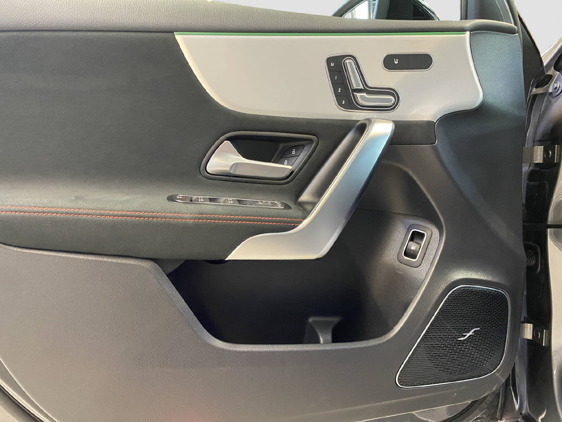 MERCEDES-BENZ A 250 e EQ Star AMG Line-image-12