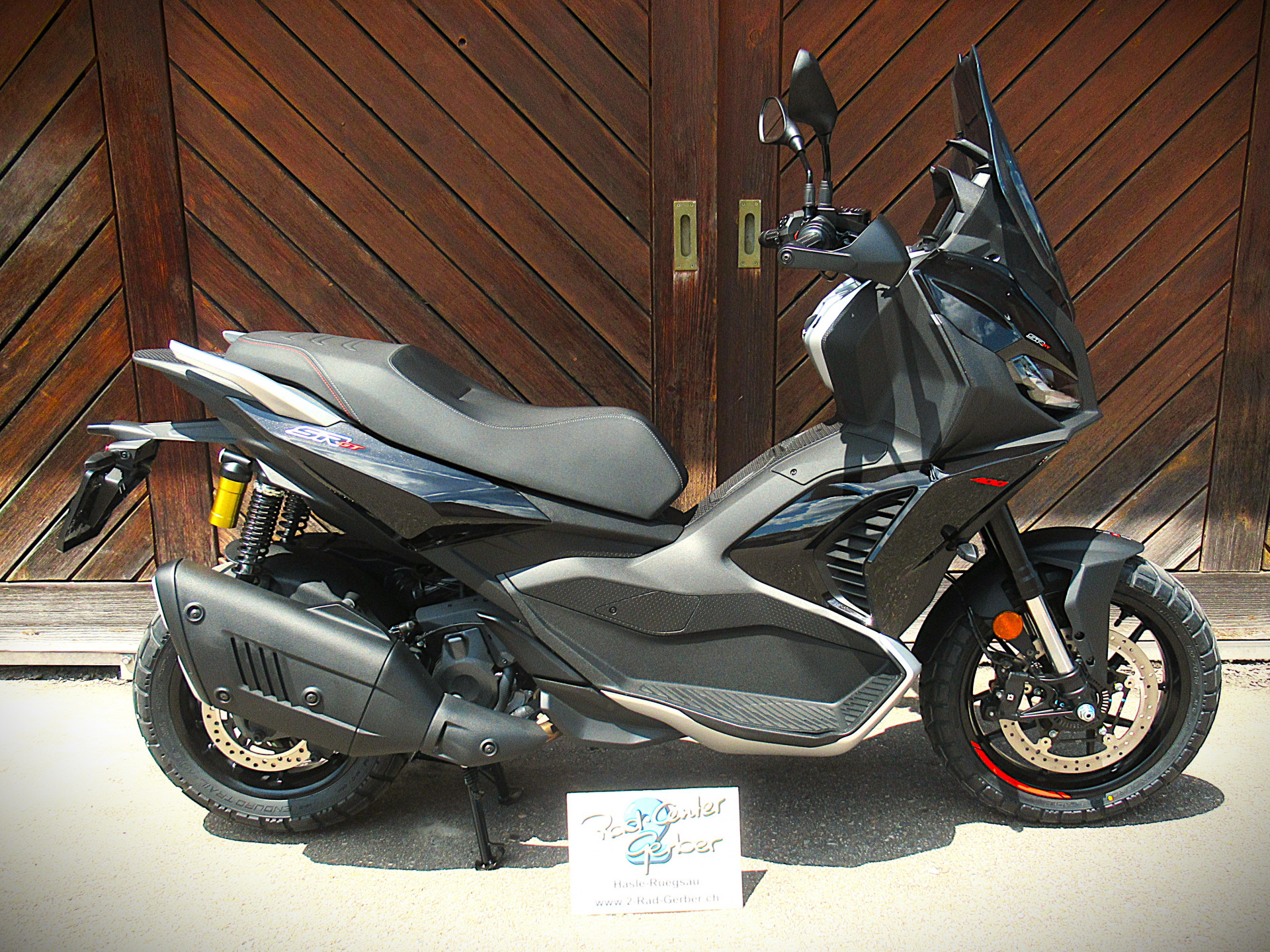 APRILIA SR GT 400-showroom-element-2