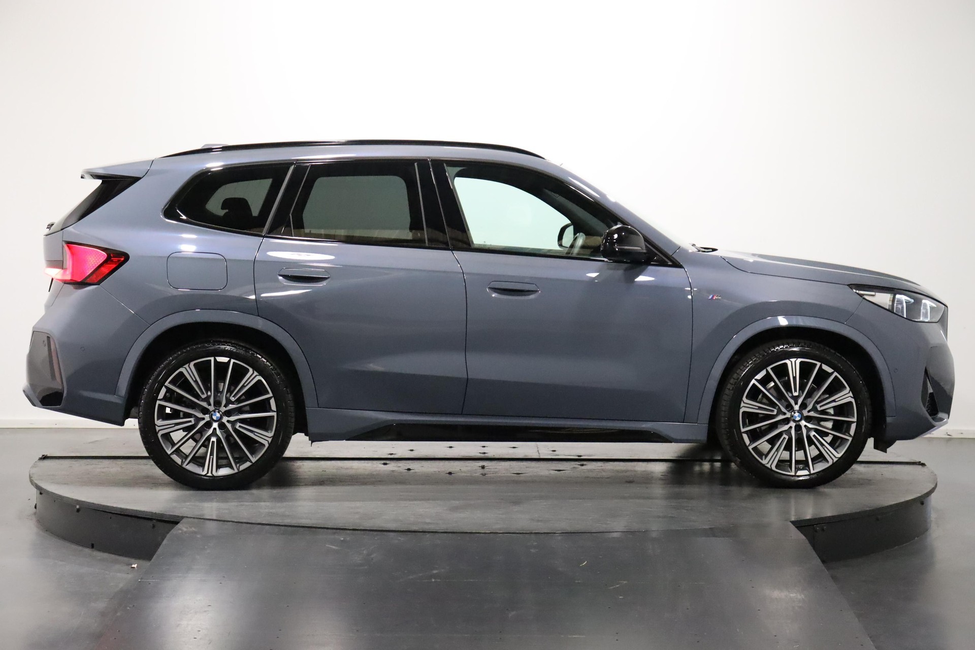 BMW X1 23i xDrive-image-2