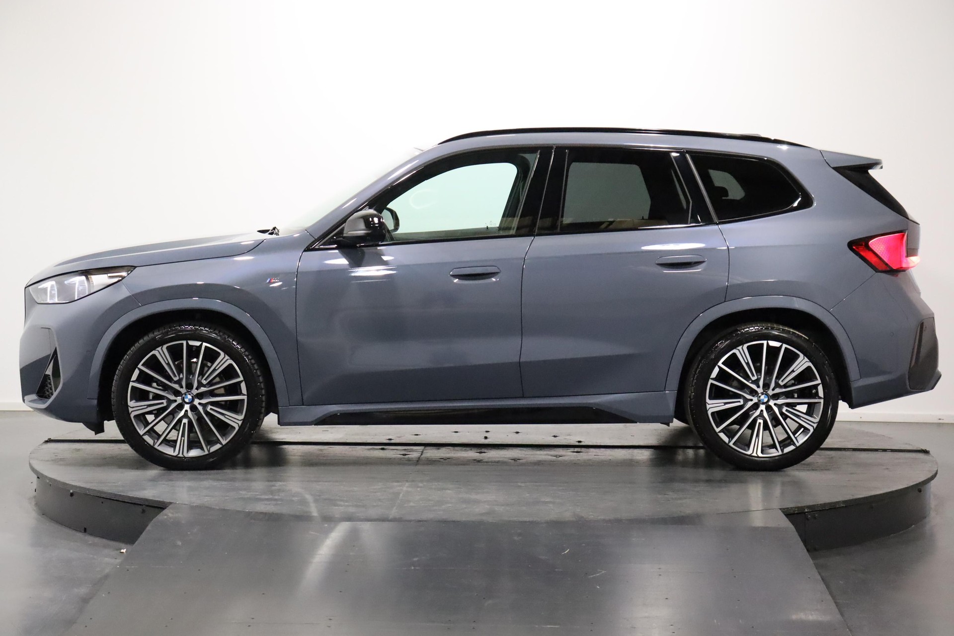 BMW X1 23i xDrive-image-1