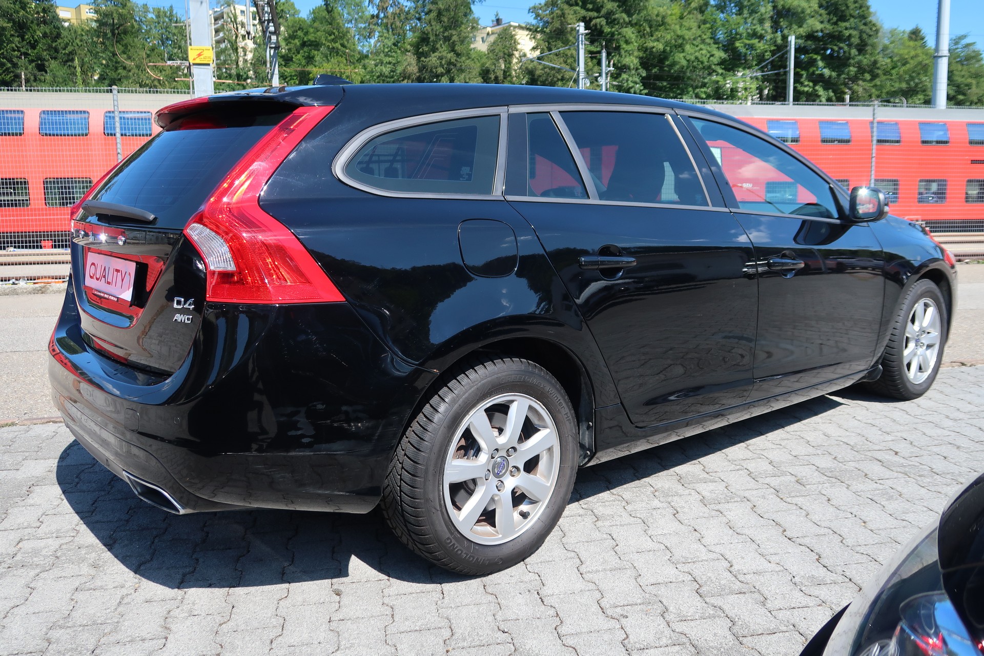 VOLVO V60 D4 AWD Kinetic Fleet Geartronic-showroom-element-3