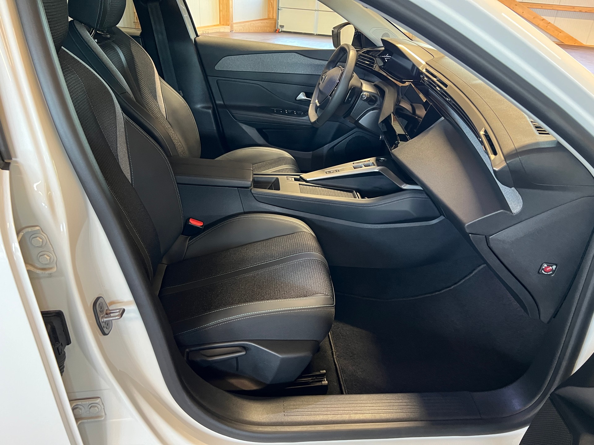 PEUGEOT 308 SW 1.5 BlueHDI Allure Pack EAT8-image-11