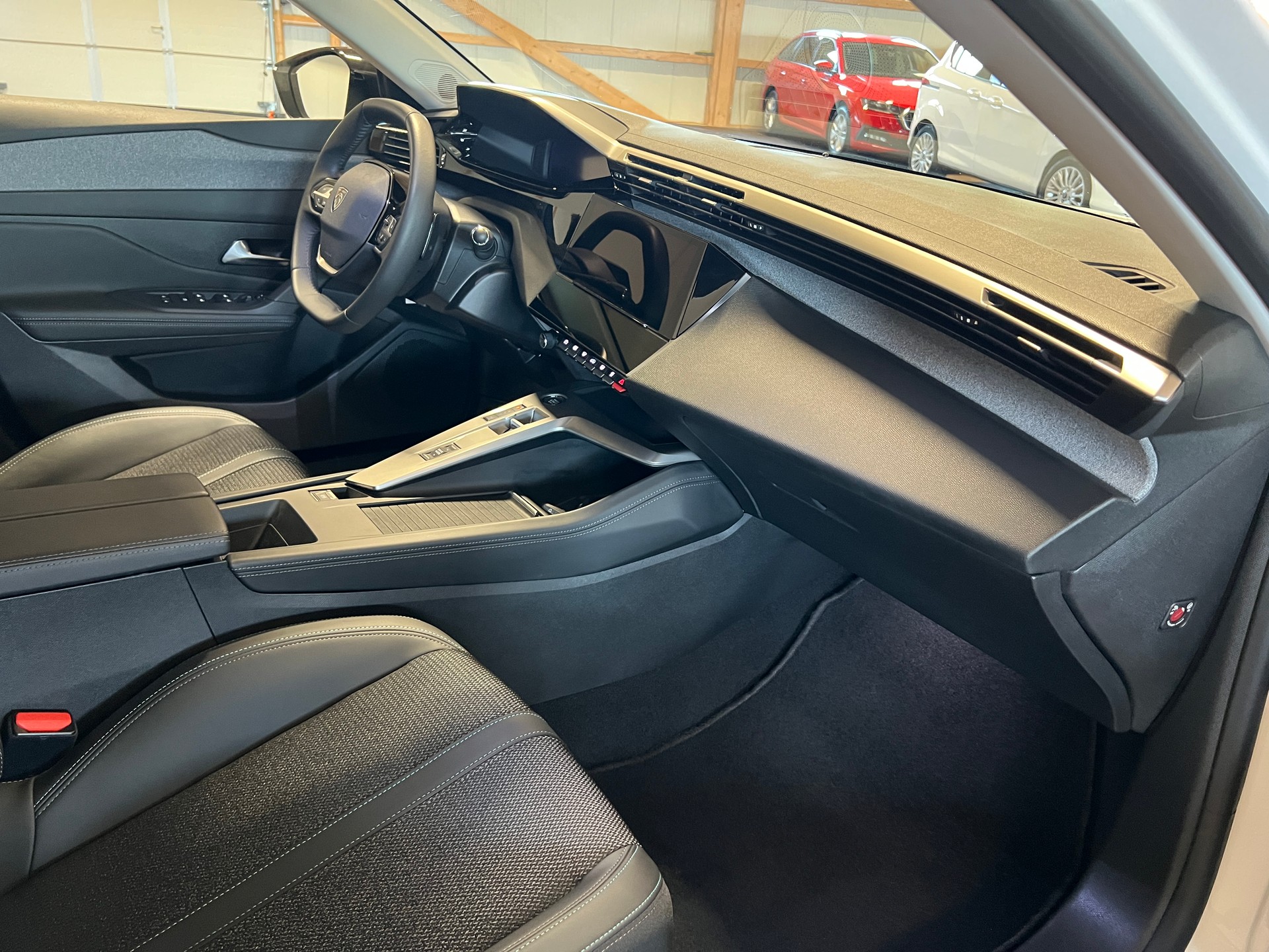 PEUGEOT 308 SW 1.5 BlueHDI Allure Pack EAT8-image-12